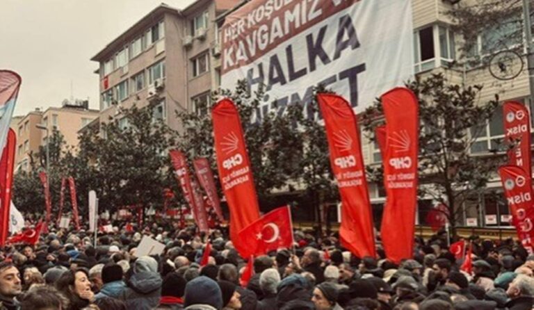 Binlerce CHP’li Rıza Akpolat için Beşiktaş’ta toplandı: “Hakkımızı yedirmeyiz”