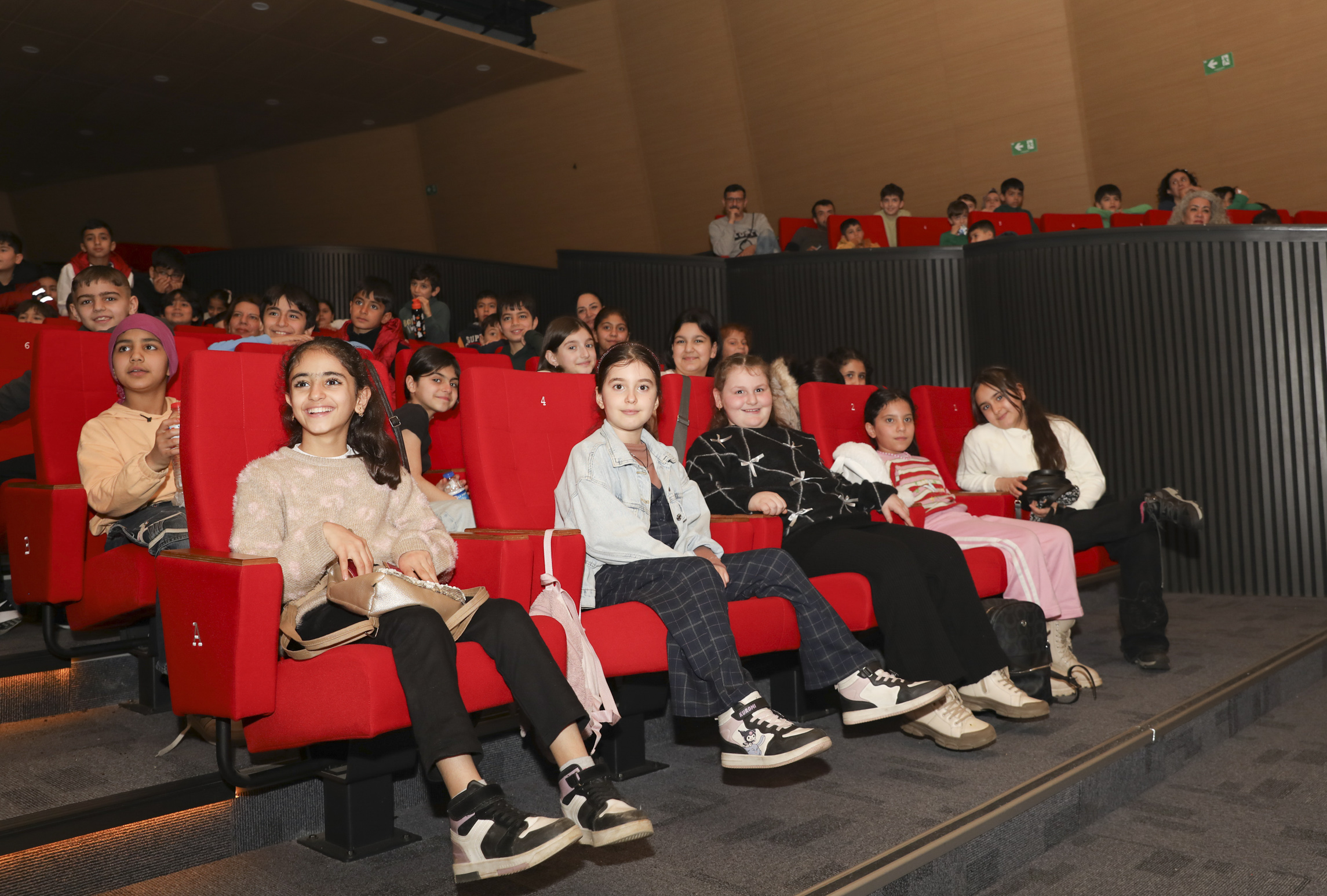 MERSİN ŞEHİR TİYATROSU’NA KÜÇÜK ELLERDEN BÜYÜK ALKIŞLAR… (7) MERSİN ŞEHİR TİYATROSU’NA KÜÇÜK ELLERDEN BÜYÜK ALKIŞLAR… (7)