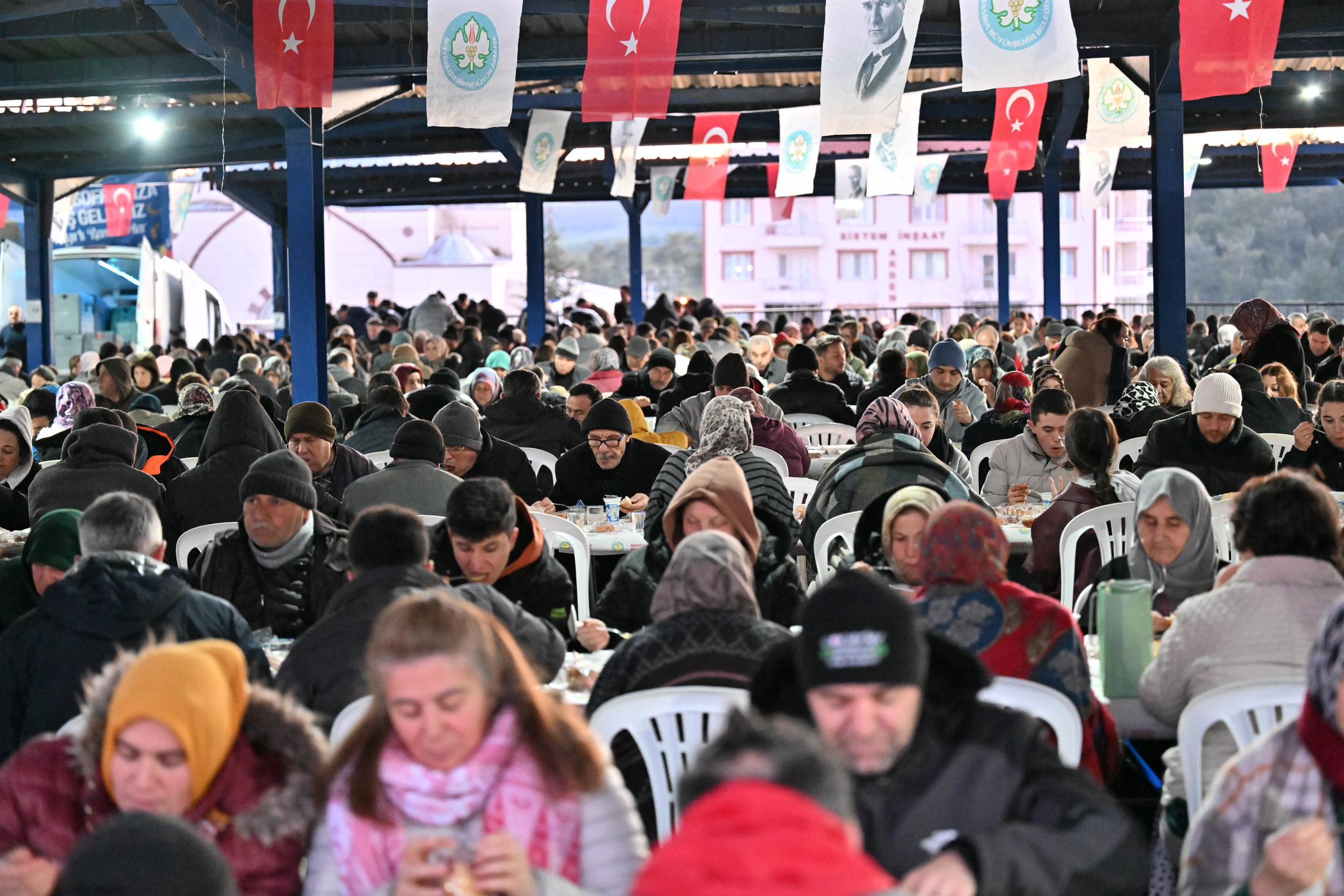Büyükşehir’in İftar Sofrası Gördes’te Kuruldu (7)