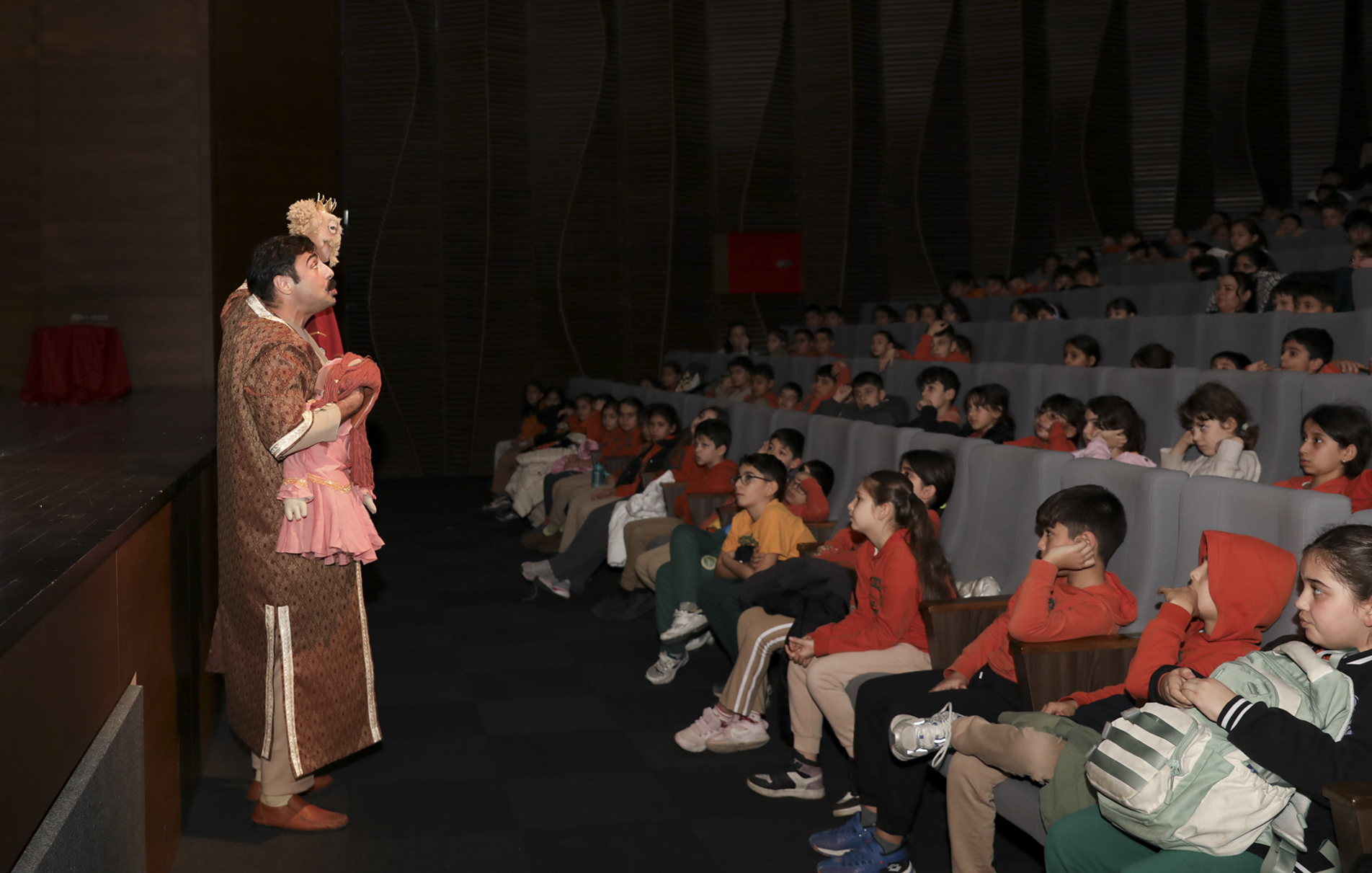 ŞEHİR TİYATROSU ‘BİLGE HEKİM LOKMAN’ OYUNU İLE BİNLERCE GENÇ SEYİRCİYE ULAŞTI (1)