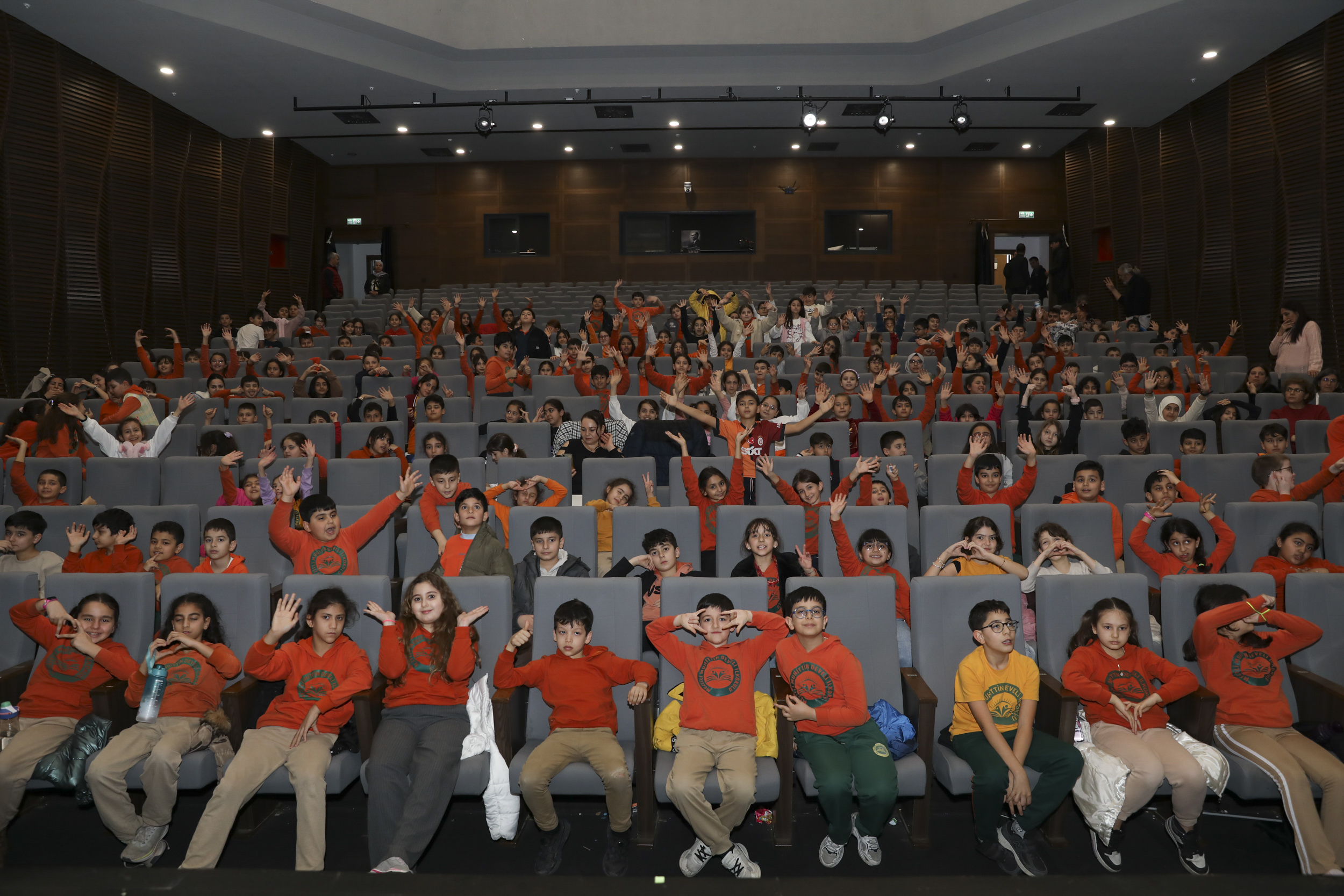 ŞEHİR TİYATROSU ‘BİLGE HEKİM LOKMAN’ OYUNU İLE BİNLERCE GENÇ SEYİRCİYE ULAŞTI (5)