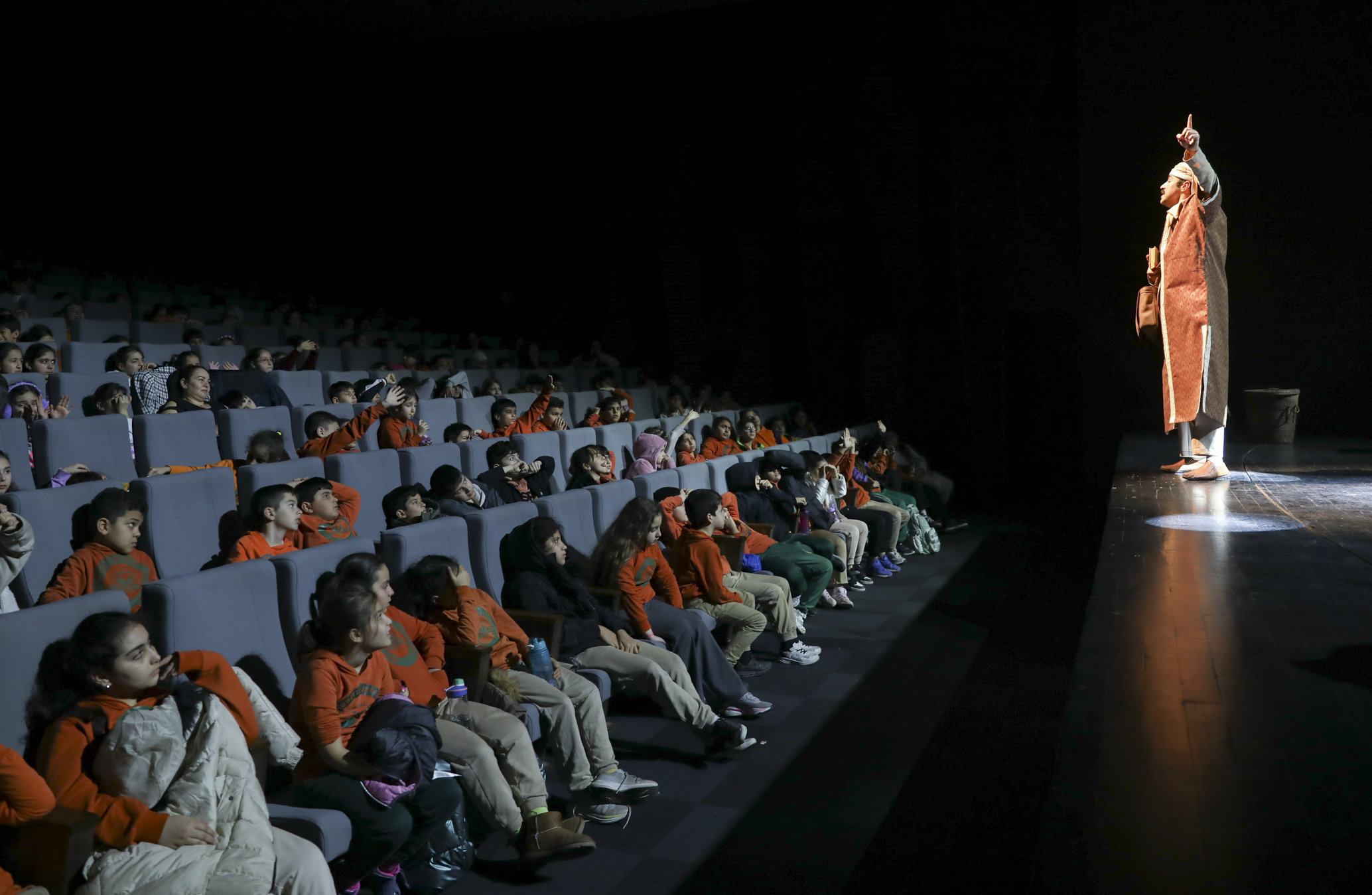 ŞEHİR TİYATROSU ‘BİLGE HEKİM LOKMAN’ OYUNU İLE BİNLERCE GENÇ SEYİRCİYE ULAŞTI (6)