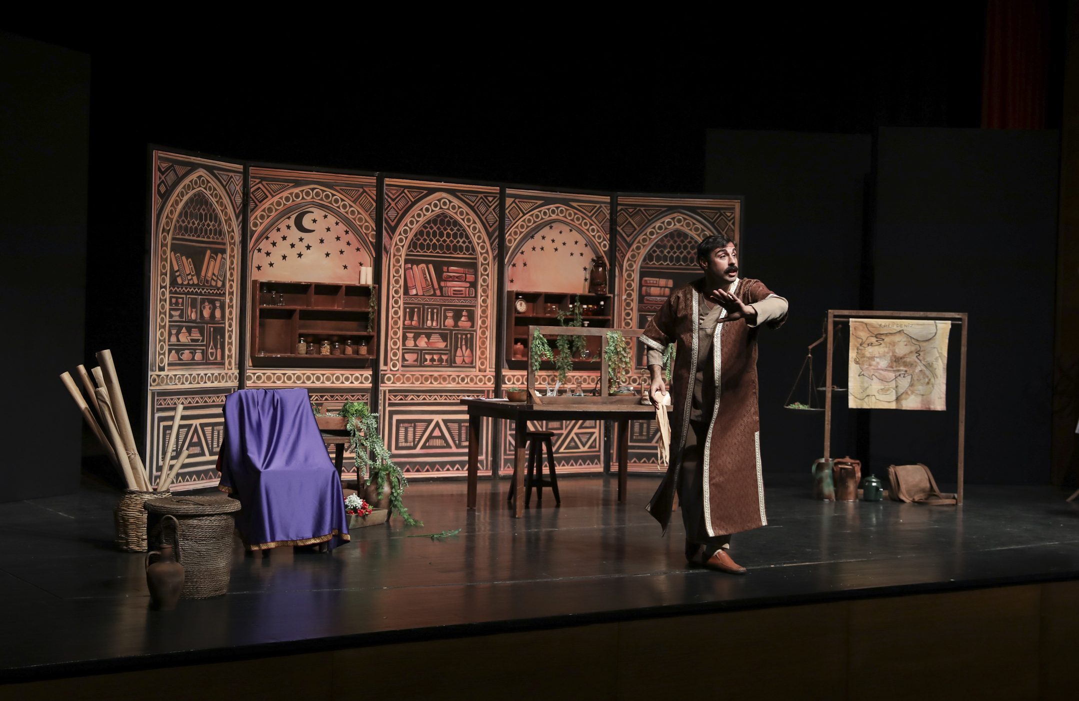 ŞEHİR TİYATROSU ‘BİLGE HEKİM LOKMAN’ OYUNU İLE BİNLERCE GENÇ SEYİRCİYE ULAŞTI (3)