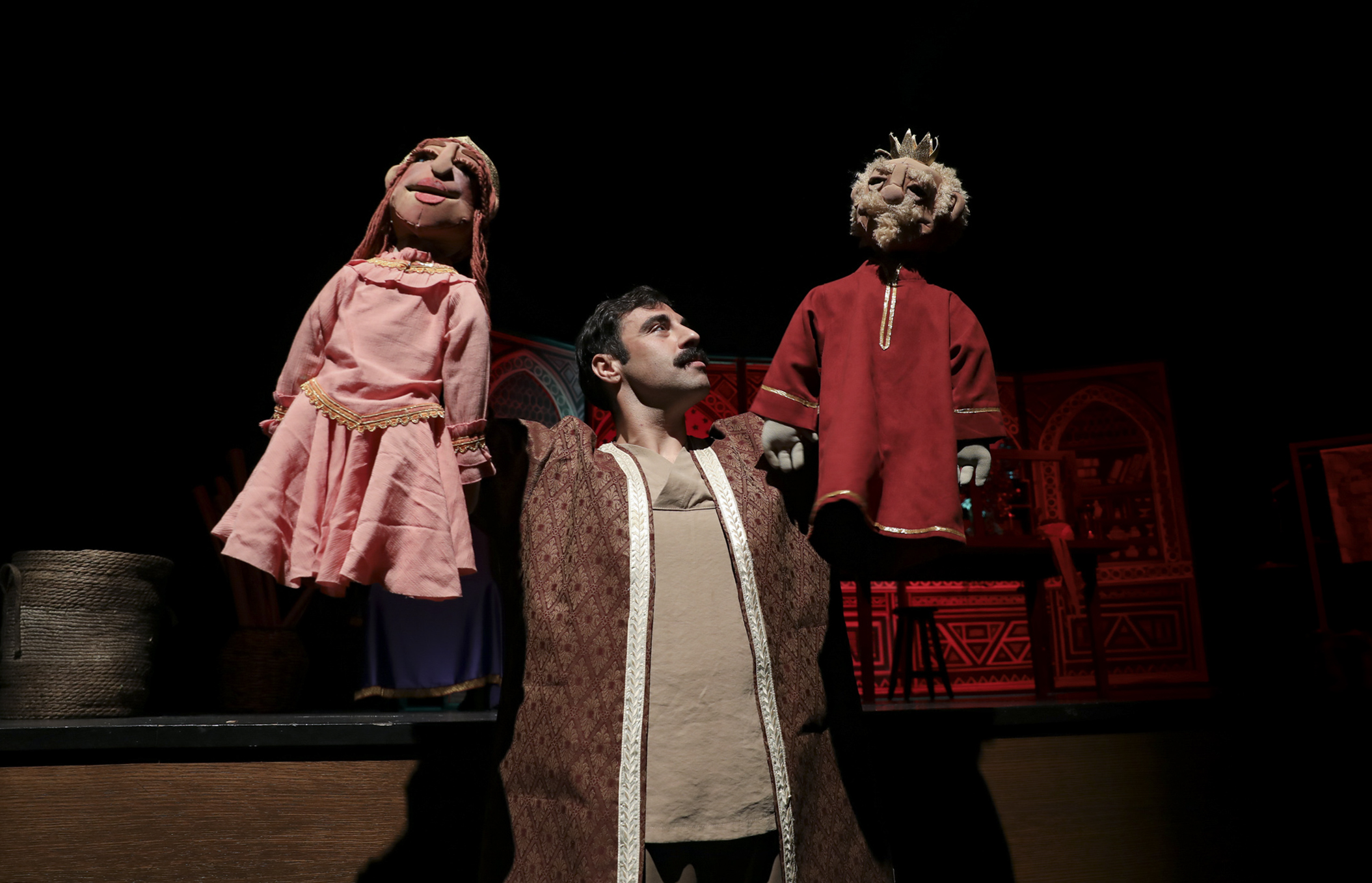 ŞEHİR TİYATROSU ‘BİLGE HEKİM LOKMAN’ OYUNU İLE BİNLERCE GENÇ SEYİRCİYE ULAŞTI (2)