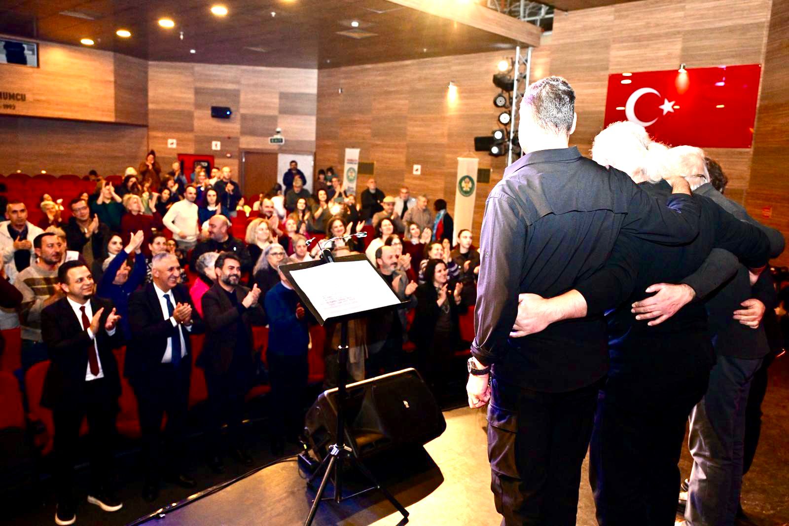 Edebiyatın Çınarı Yaşar Kemal Manisa’da Anıldı (4) Edebiyatın Çınarı Yaşar Kemal Manisa’da Anıldı (4)