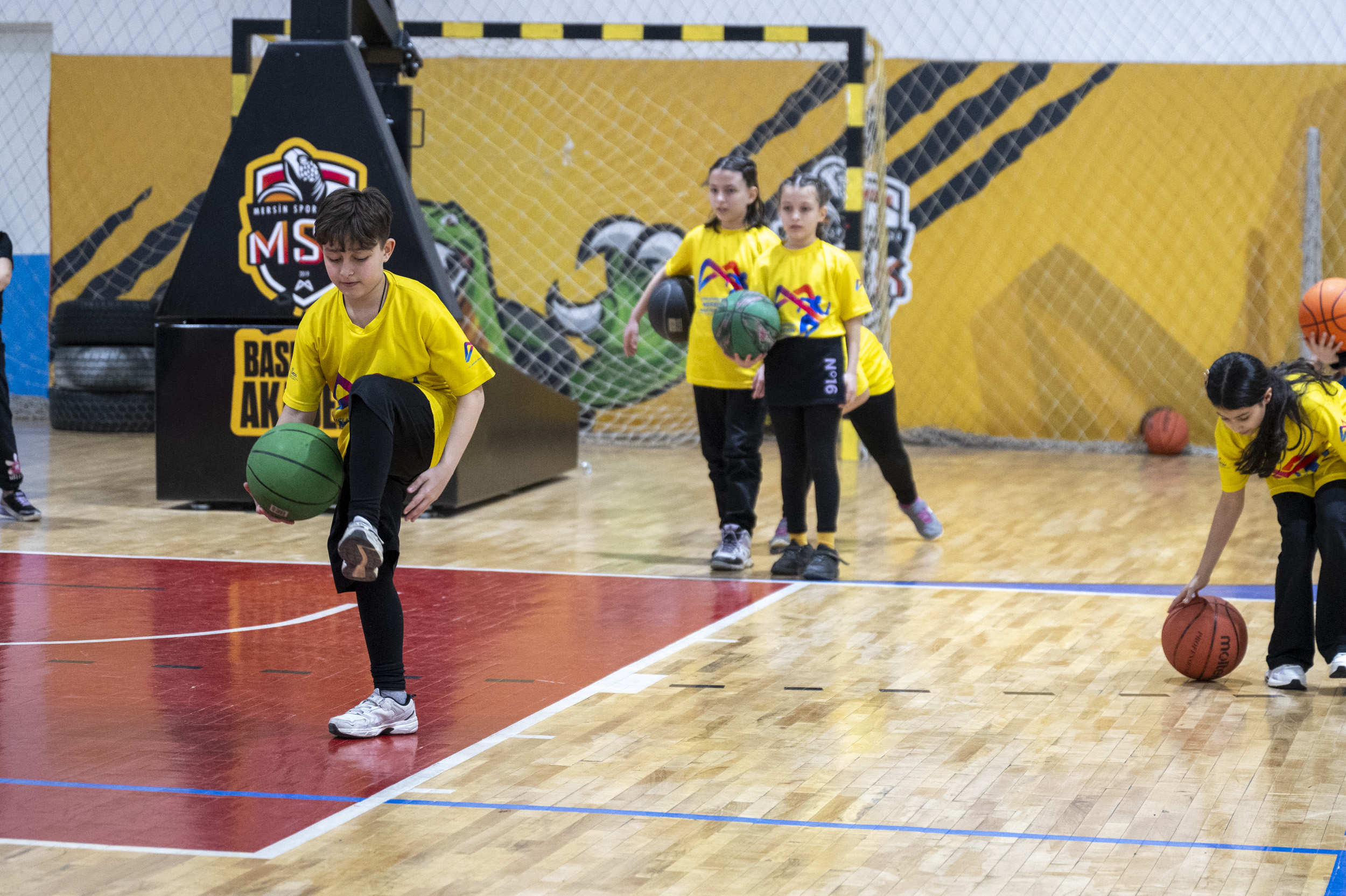DÖRDÜZ KARDEŞLER BÜYÜKŞEHİR’İN SPOR KURSLARIYLA GELİŞİYOR VE SOSYALLEŞİYOR (6)