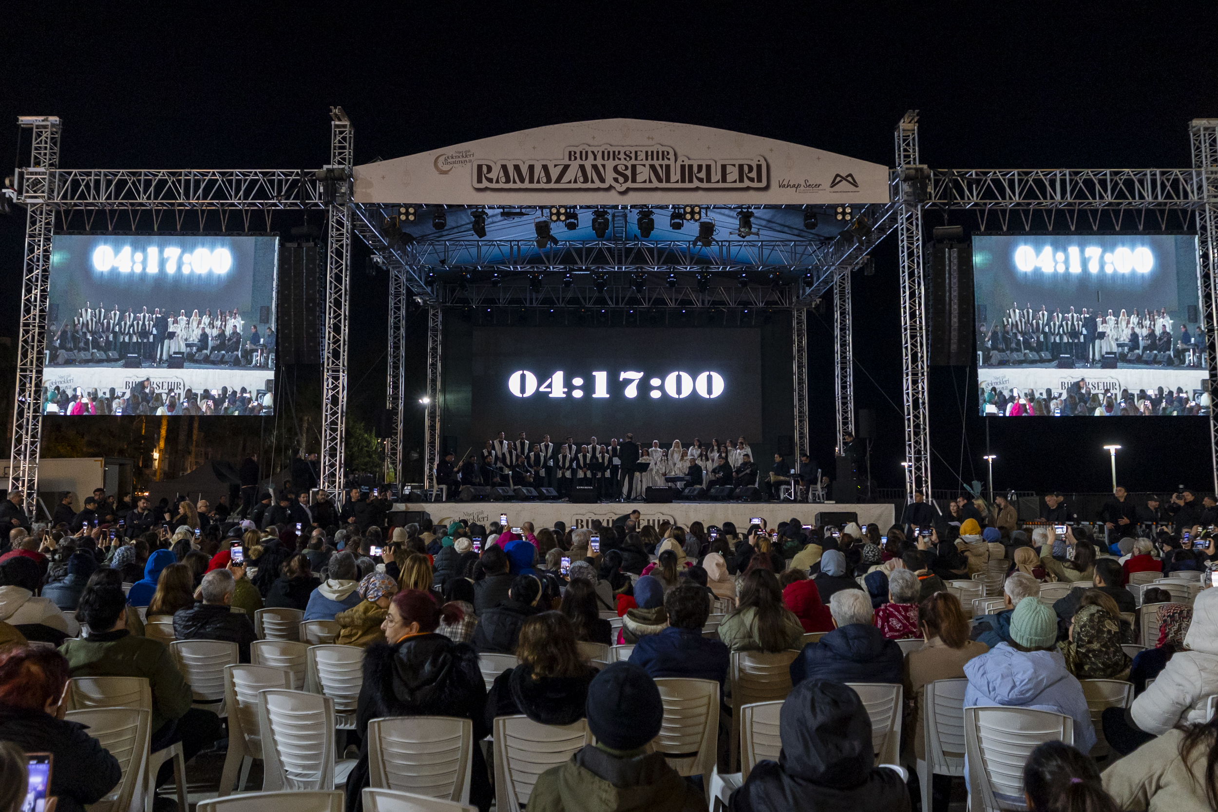 BAŞKAN SEÇER VE MERAL SEÇER, MERSİNLİLERLE İFTAR SOFRASINDA BULUŞTU (5) BAŞKAN SEÇER VE MERAL SEÇER, MERSİNLİLERLE İFTAR SOFRASINDA BULUŞTU (5)