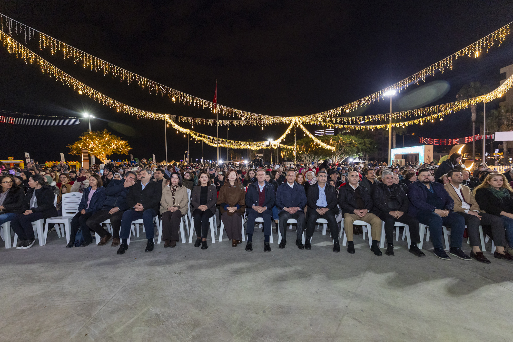 BAŞKAN SEÇER VE MERAL SEÇER, MERSİNLİLERLE İFTAR SOFRASINDA BULUŞTU (4) BAŞKAN SEÇER VE MERAL SEÇER, MERSİNLİLERLE İFTAR SOFRASINDA BULUŞTU (4)