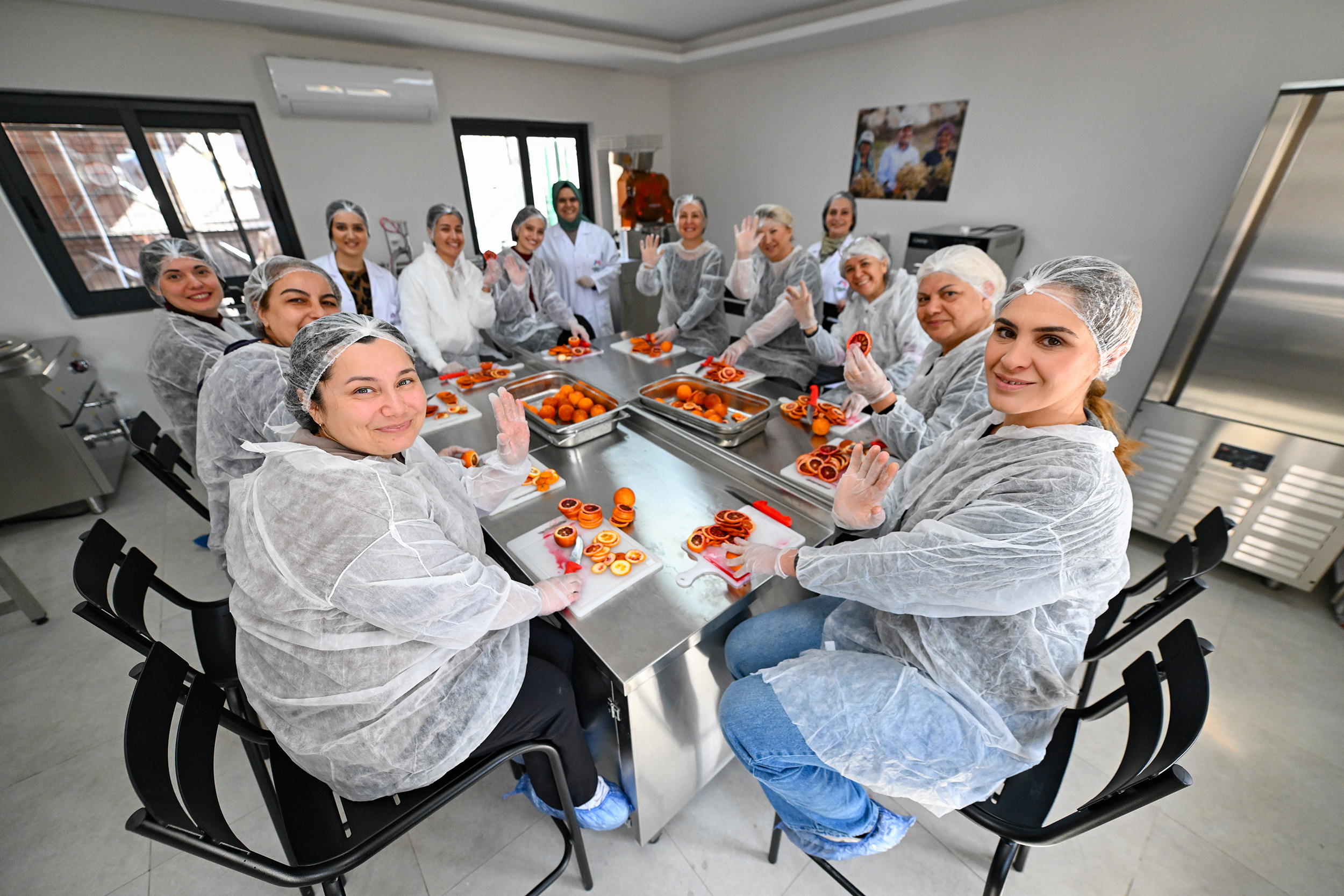 MERSİN BÜYÜKŞEHİR COĞRAFİ İŞARETLİ KAN PORTAKALI’NI KADIN EMEĞİ İLE GELECEĞE TAŞIYOR (11)