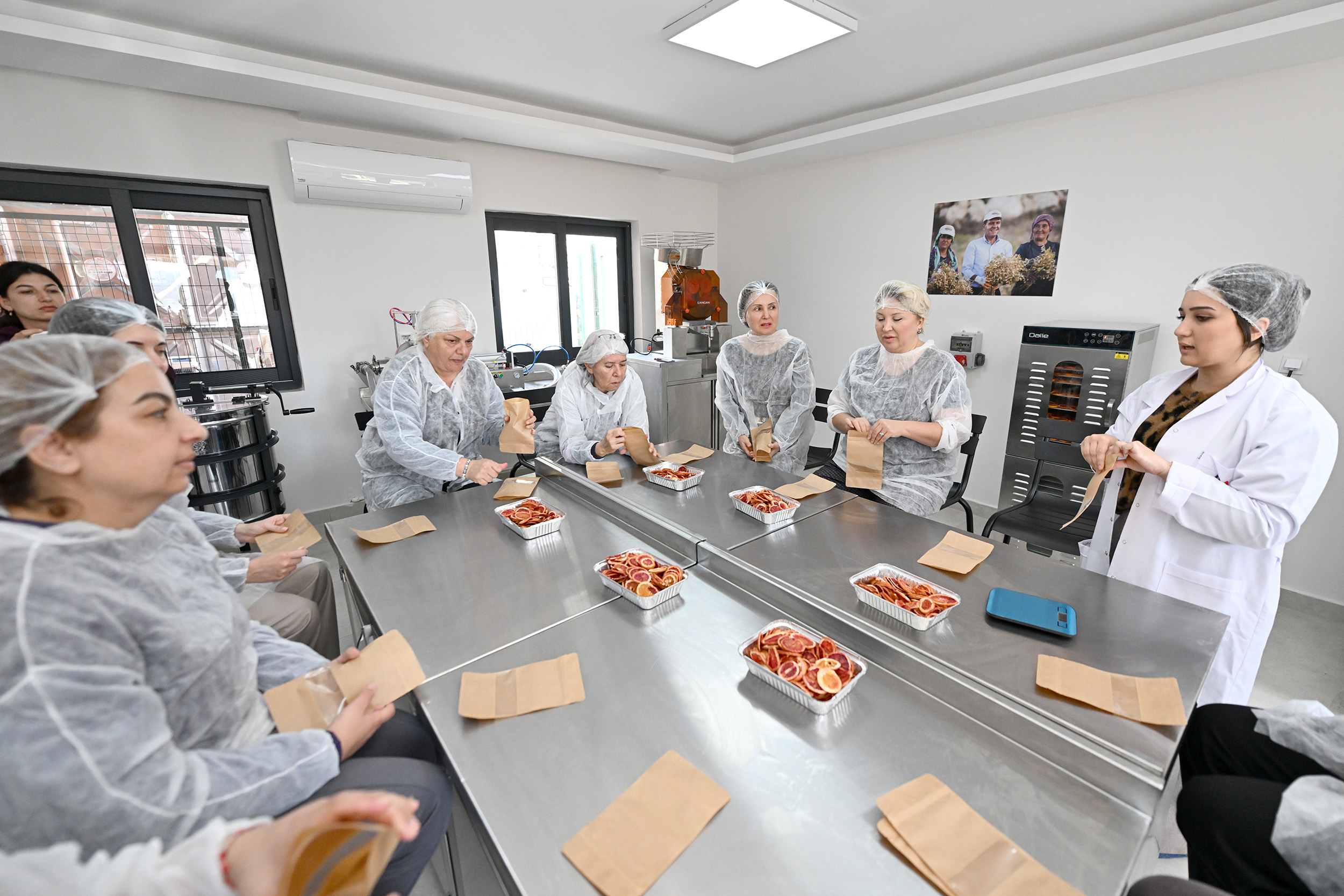 MERSİN BÜYÜKŞEHİR COĞRAFİ İŞARETLİ KAN PORTAKALI’NI KADIN EMEĞİ İLE GELECEĞE TAŞIYOR (4)