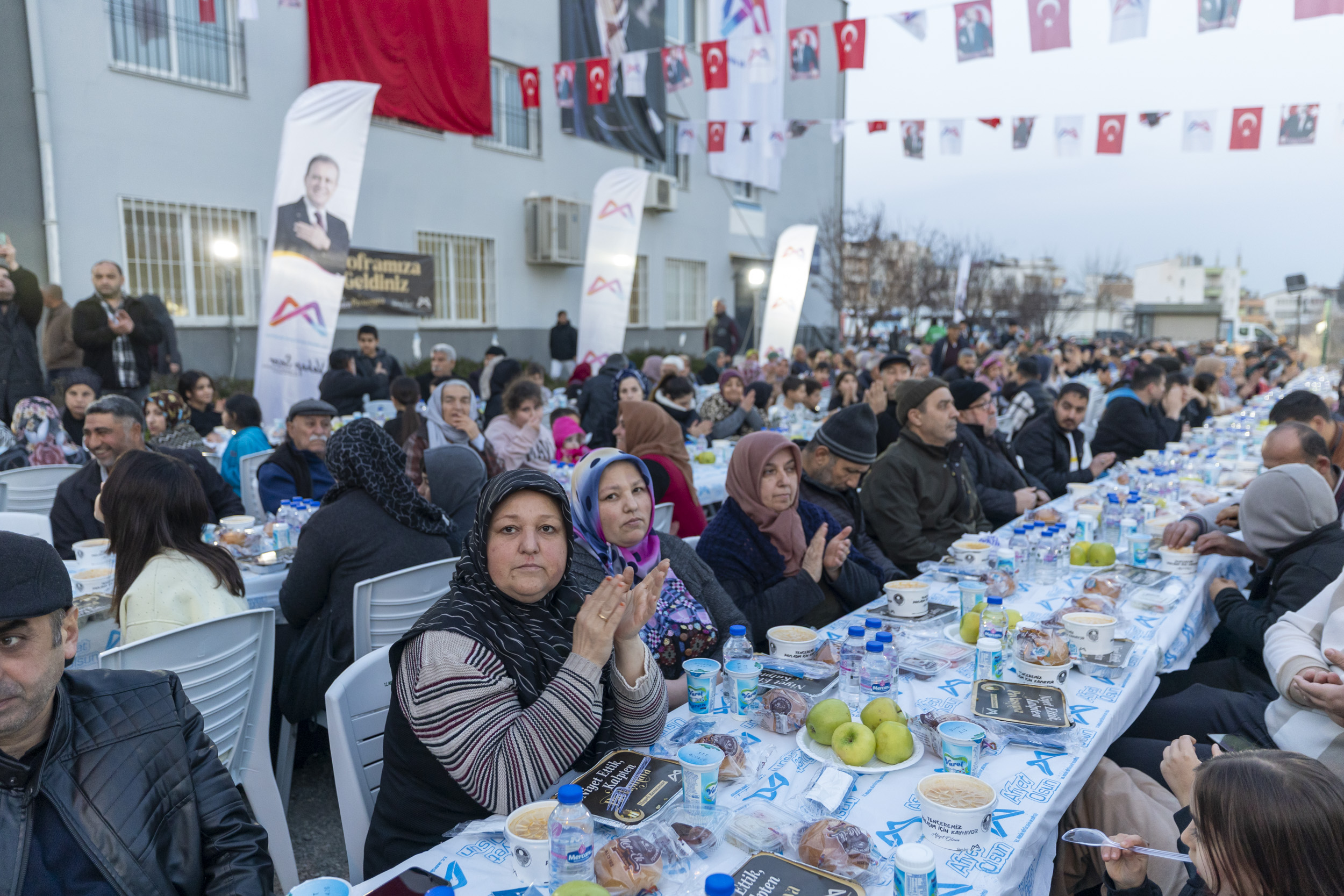 BAŞKAN SEÇER İLE MERAL SEÇER İFTARLARINI AKDENİZLİLERLE GERÇEKLEŞTİRDİ (3)