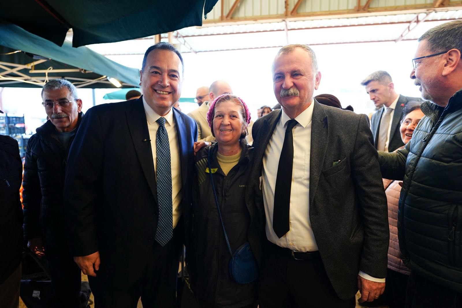 Başkan Dutlulu’dan 8 Mart’a Çiçekli Kutlama (12)