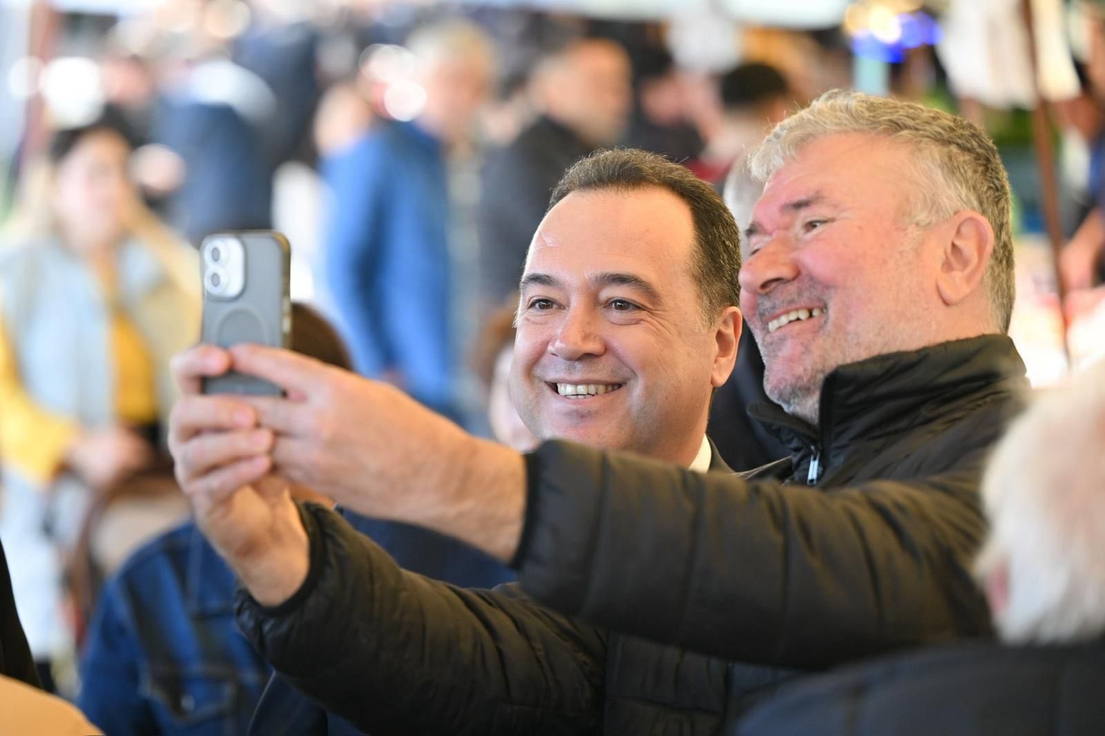 Başkan Dutlulu’dan 8 Mart’a Çiçekli Kutlama (9)