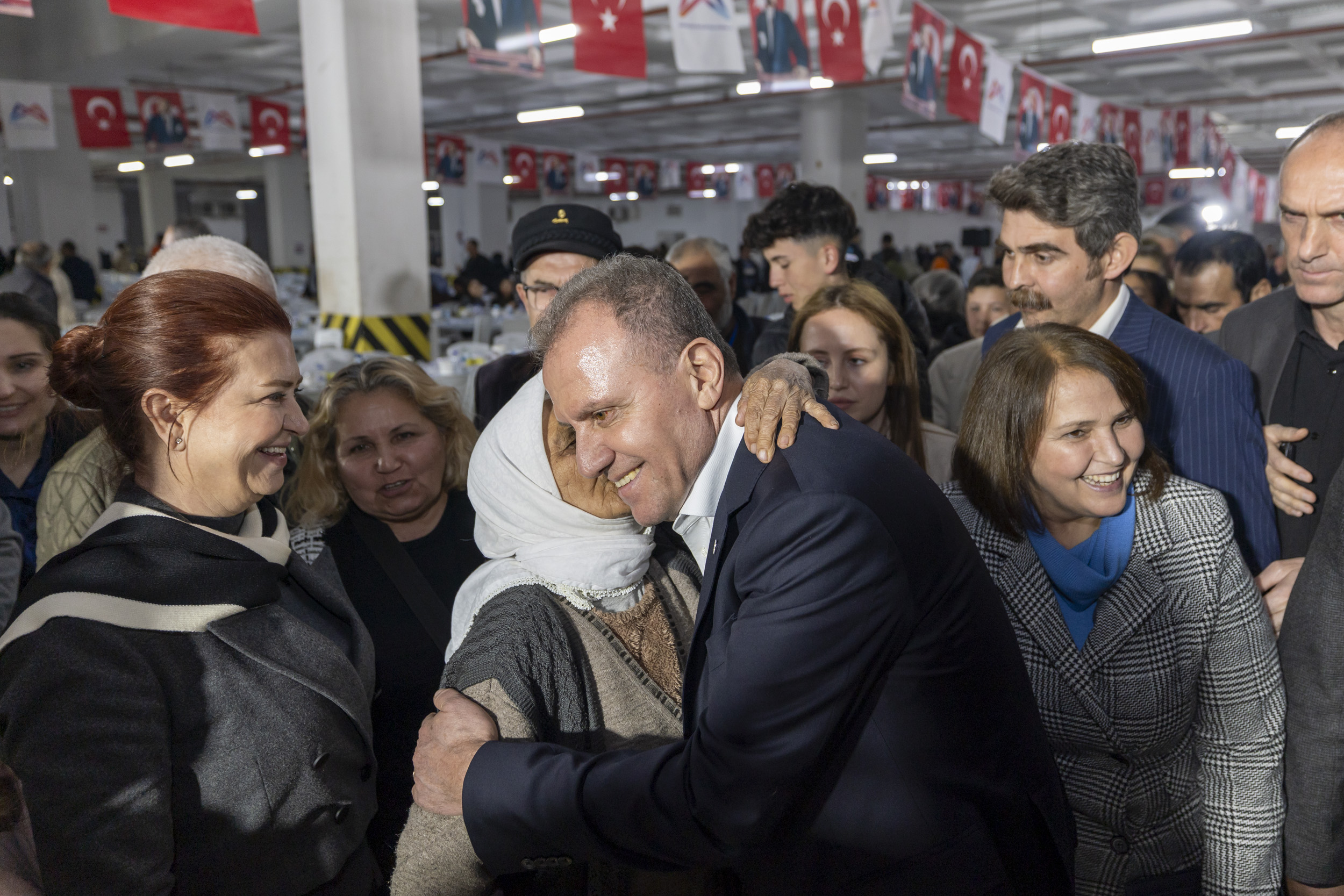 BAŞKAN SEÇER VE MERAL SEÇER, BOZYAZILI YURTTAŞLARLA İFTAR SOFRASINDA BULUŞTU (7)