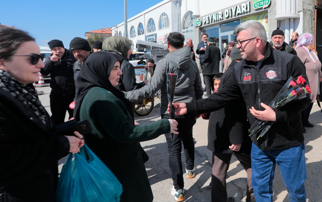 thumb_10808-d1db6fc32b21ac05294e98cac96af9da-nev_bel_karanfil_dagitimi_001_6