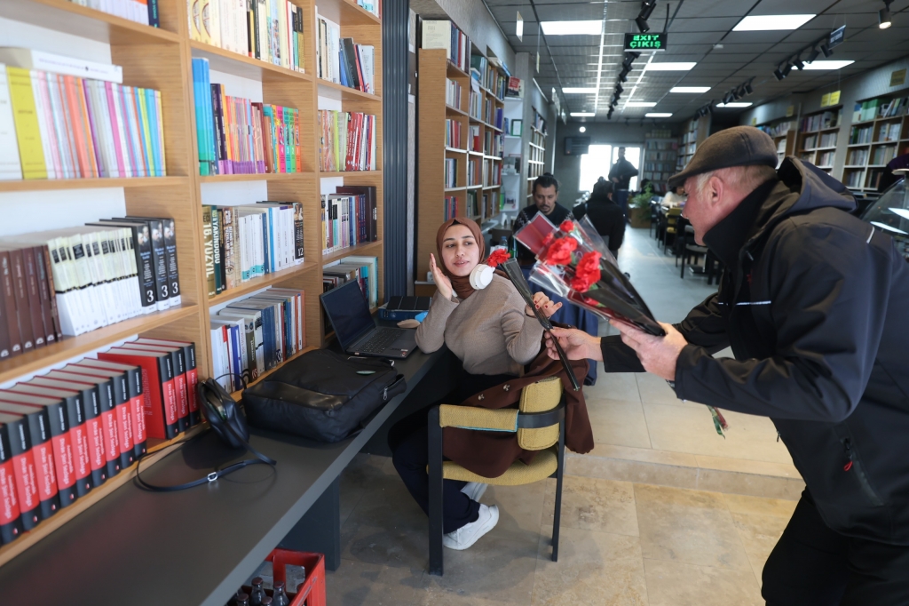 thumb_10808-986a675ce9105c75bd05b5e5d062939f-nev_bel_karanfil_dagitimi_001_8