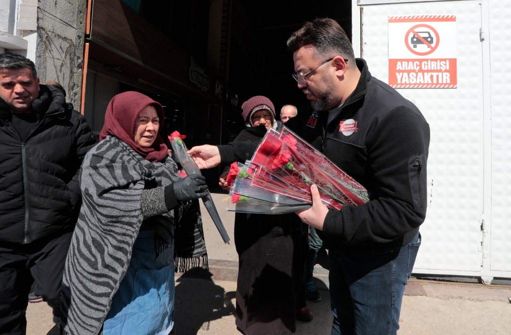 thumb_10808-d38b06ff8651bbe1d24dca08d02788f4-nev_bel_karanfil_dagitimi_001_18