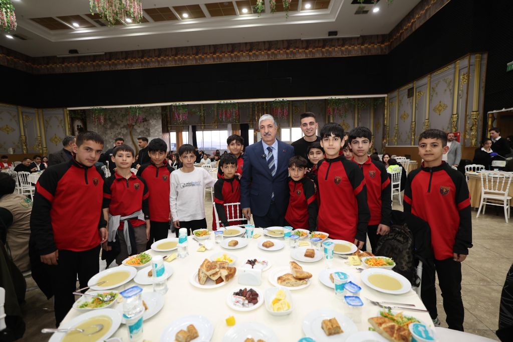 Gençler Aynı Sofrada Buluştu Dilovası’nda Birlik ve Kardeşlik İftarı (14)