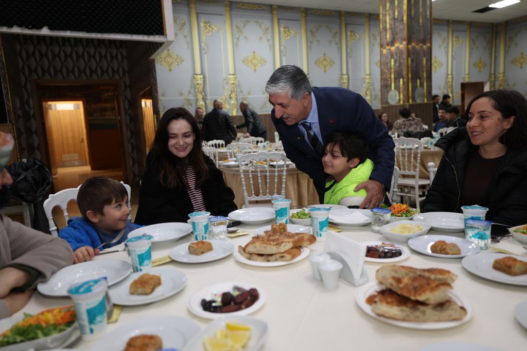 Gençler Aynı Sofrada Buluştu Dilovası’nda Birlik ve Kardeşlik İftarı (8)