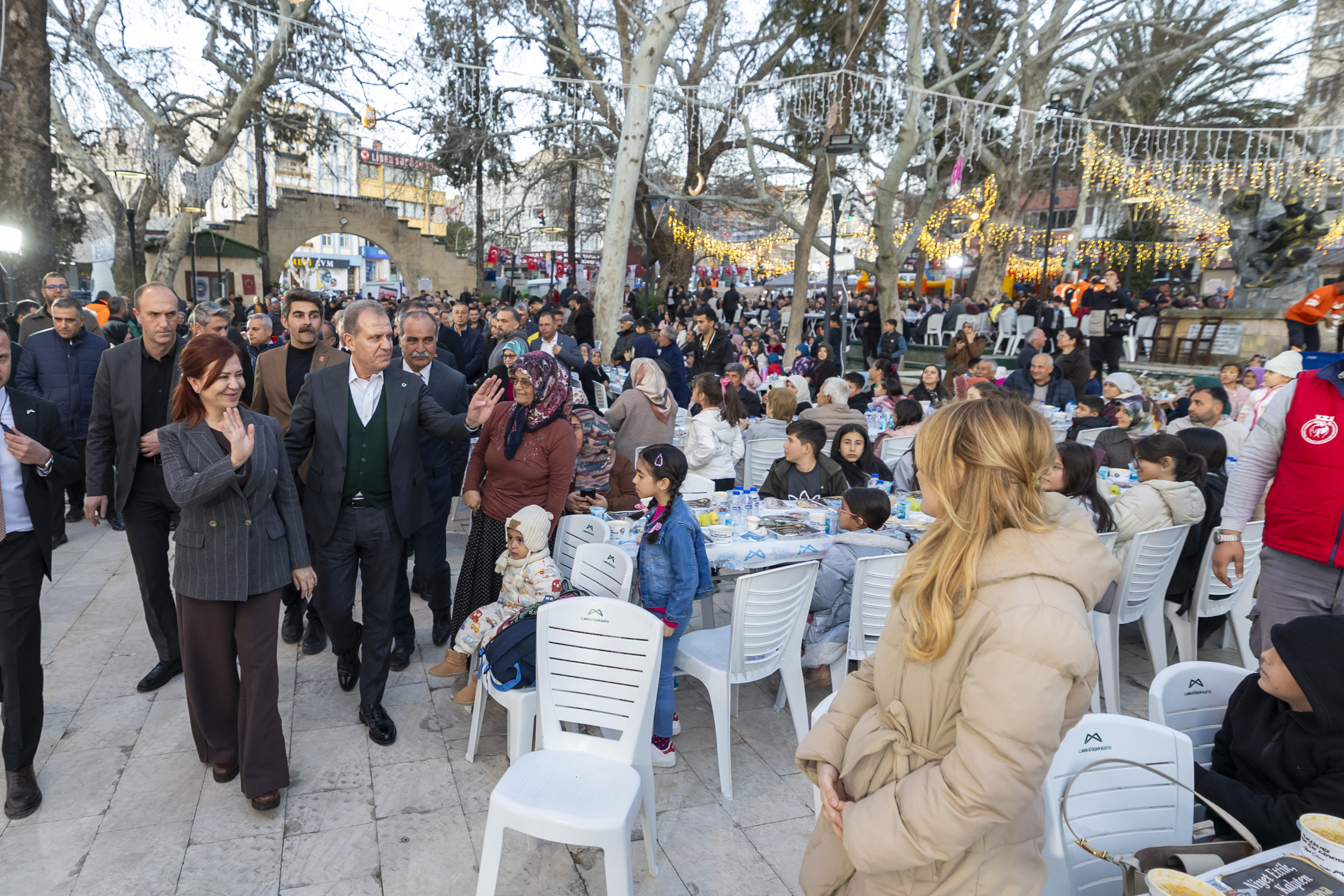 BAŞKAN SEÇER VE MERAL SEÇER MUT HALKIYLA İFTAR SOFRASINDA BULUŞTU (9)