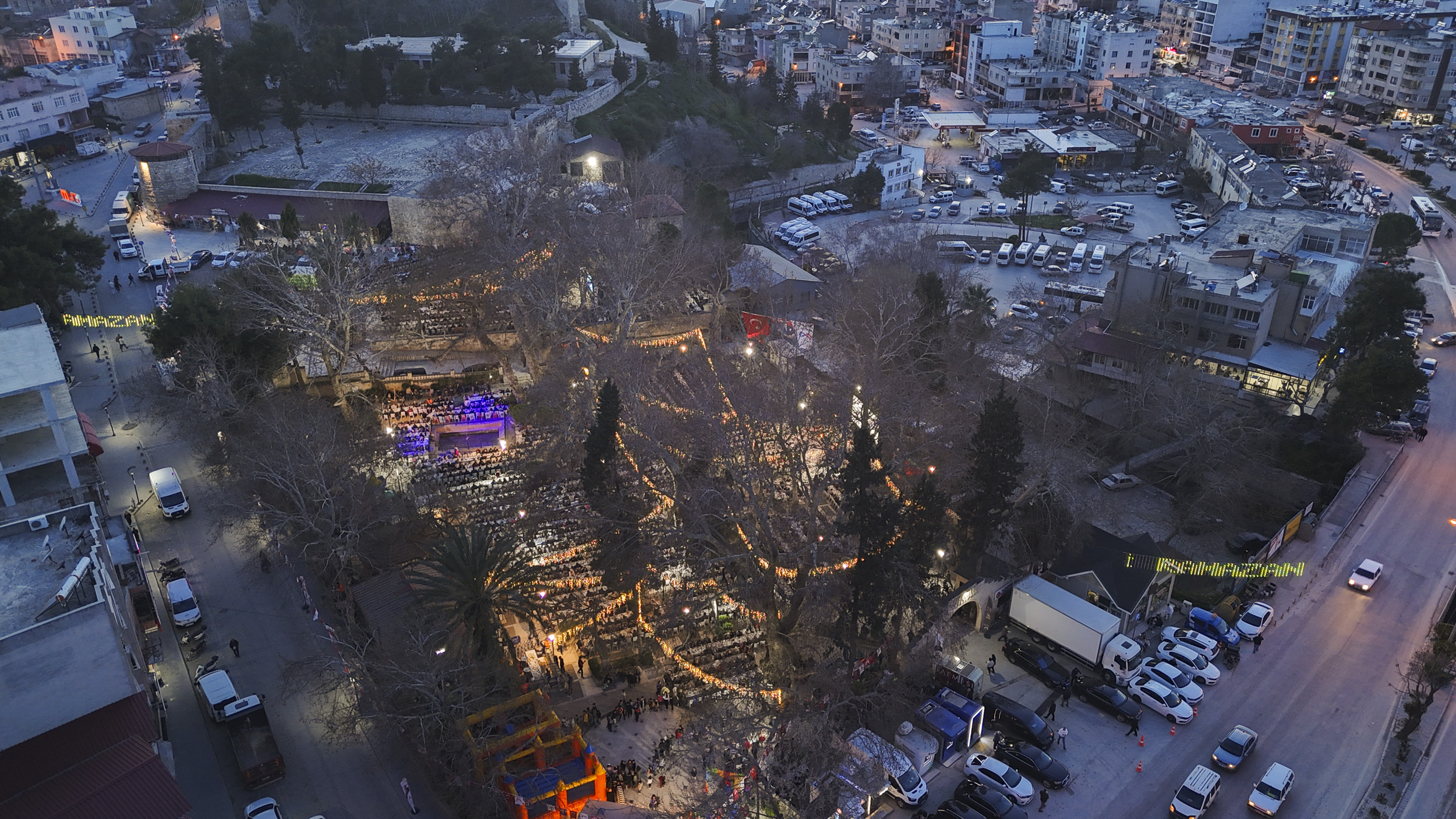 BAŞKAN SEÇER VE MERAL SEÇER MUT HALKIYLA İFTAR SOFRASINDA BULUŞTU (3)