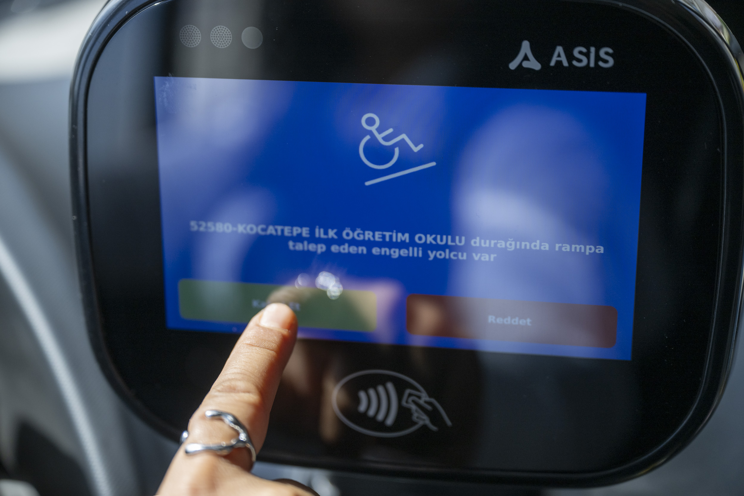 MERSİN BÜYÜKŞEHİR’DEN ÖZEL GEREKSİNİMLİ BİREYLERE ‘ENGELSİZ ULAŞIM’ TEKNOLOJİSİ (8)