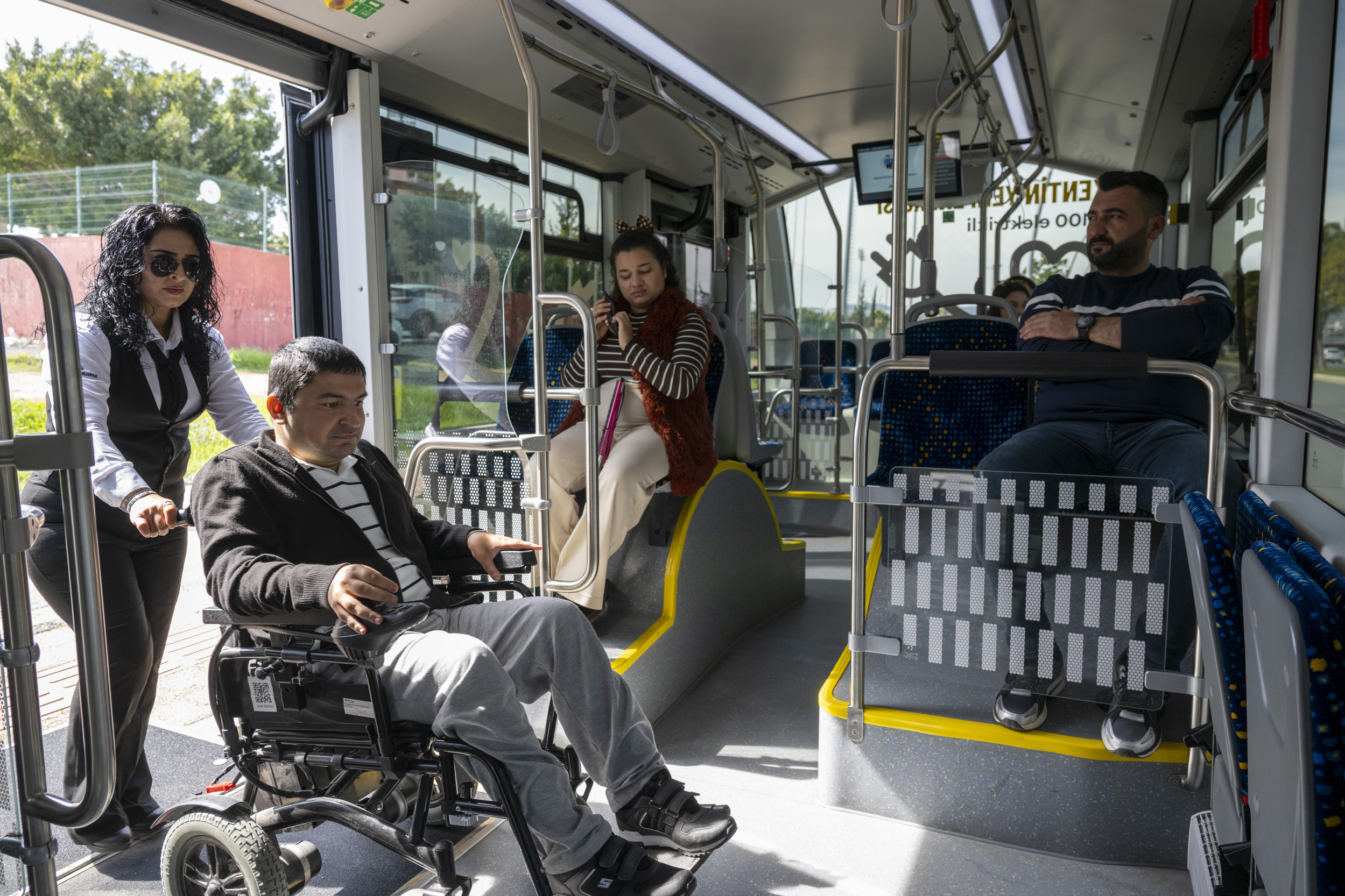 MERSİN BÜYÜKŞEHİR’DEN ÖZEL GEREKSİNİMLİ BİREYLERE ‘ENGELSİZ ULAŞIM’ TEKNOLOJİSİ (7)