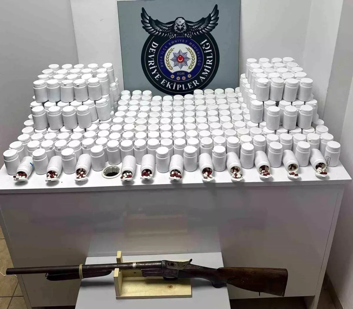 izmir-de-durdurulan-aractan-binlerce-uyusturu-19511377_amp