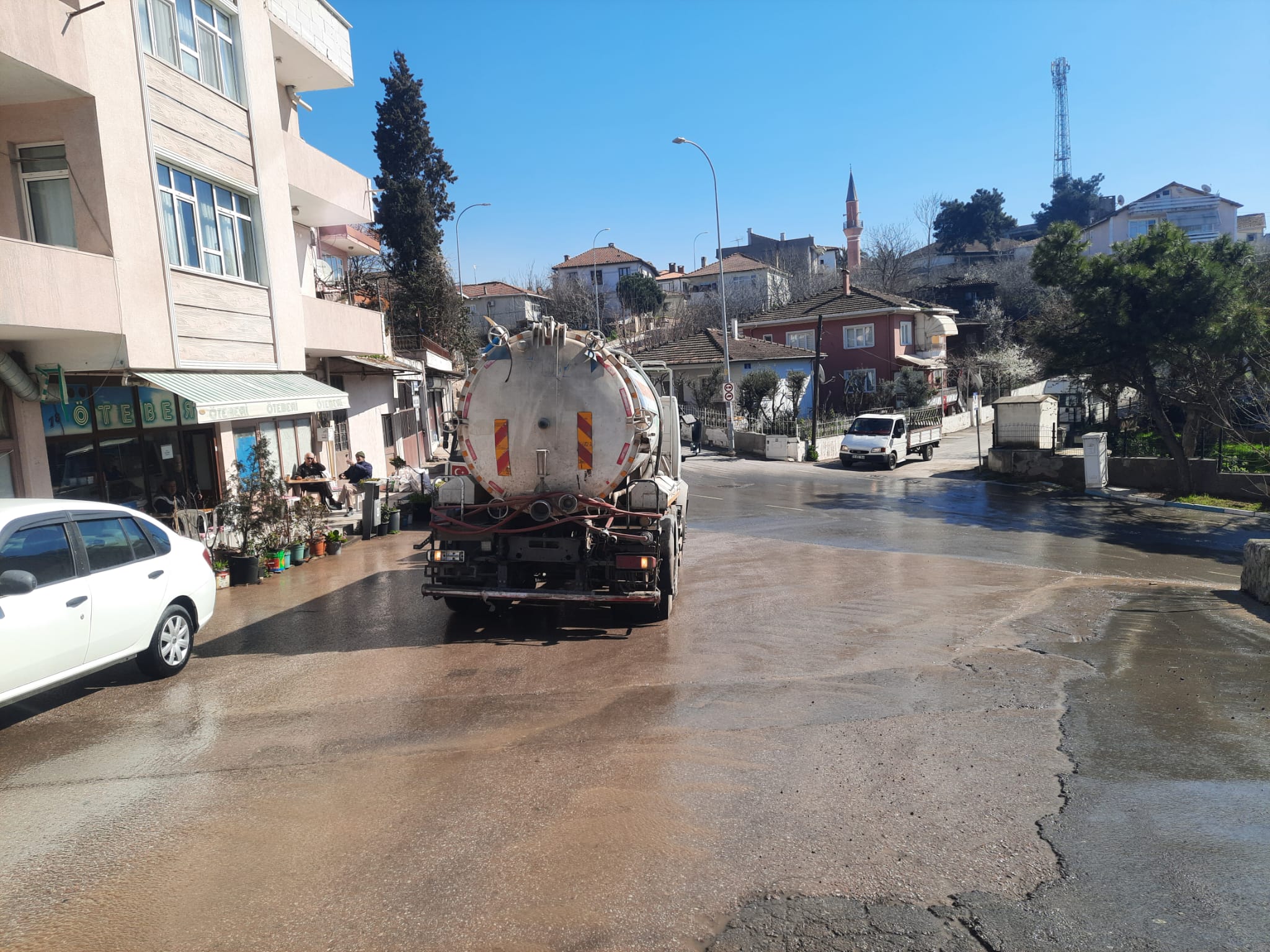 Dilovası’nda Sokaklar Her Gün Yıkanıyor, Pazar Yerleri Dezenfekte Ediliyor (1)