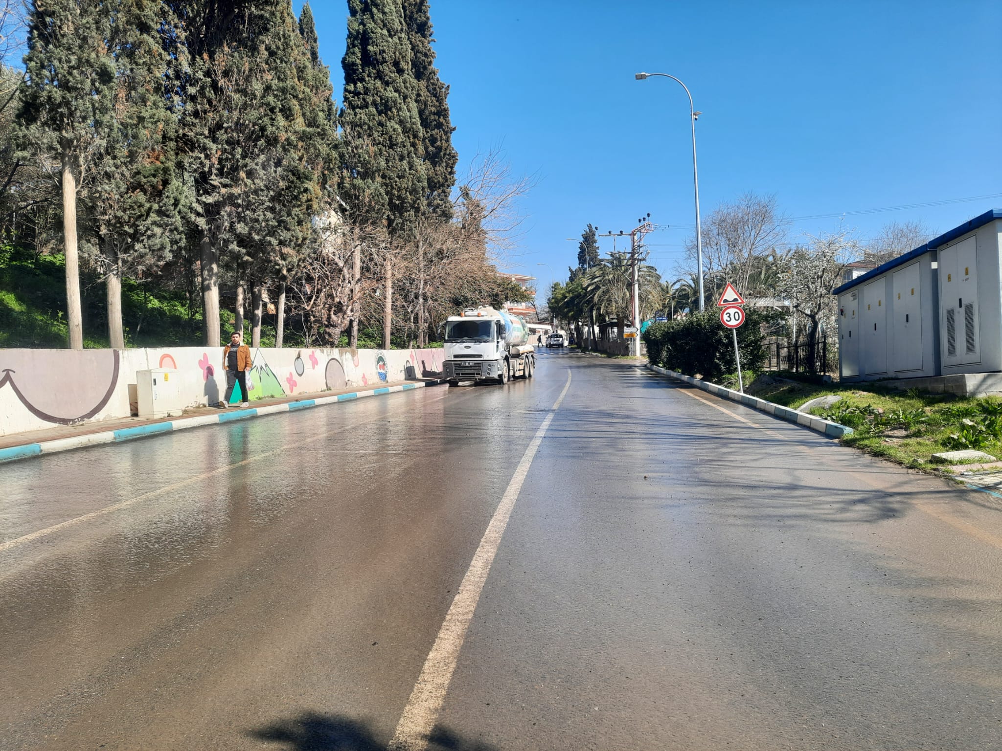 Dilovası’nda Sokaklar Her Gün Yıkanıyor, Pazar Yerleri Dezenfekte Ediliyor (2)