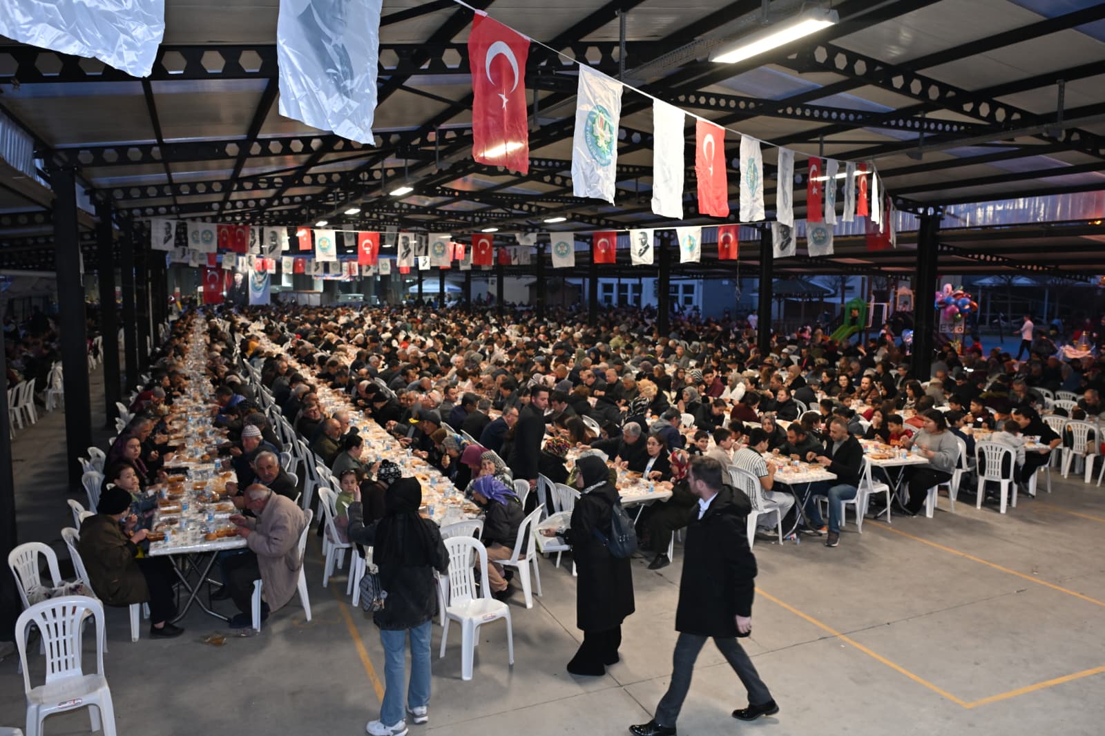 Manisa Büyükşehir’in İftar Sofrası Akhisar’da Kuruldu (5)