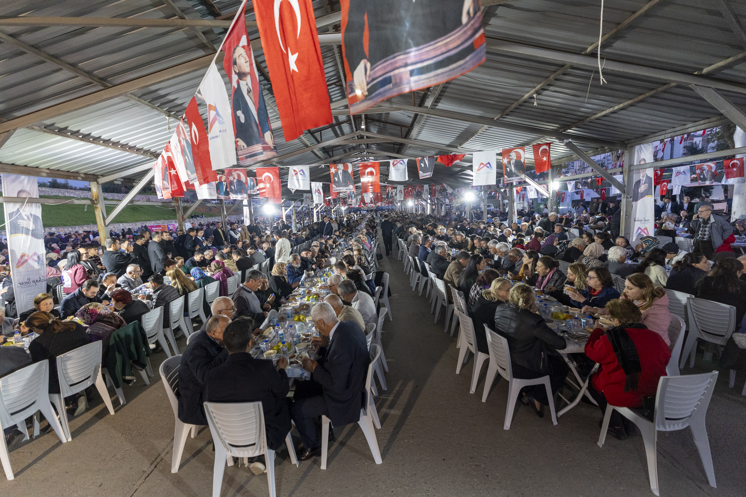 BAŞKAN SEÇER İLE MERAL SEÇER TOROSLAR İFTAR PROGRAMINDA YURTTAŞLARLA BİR ARAYA GELDİ (5)