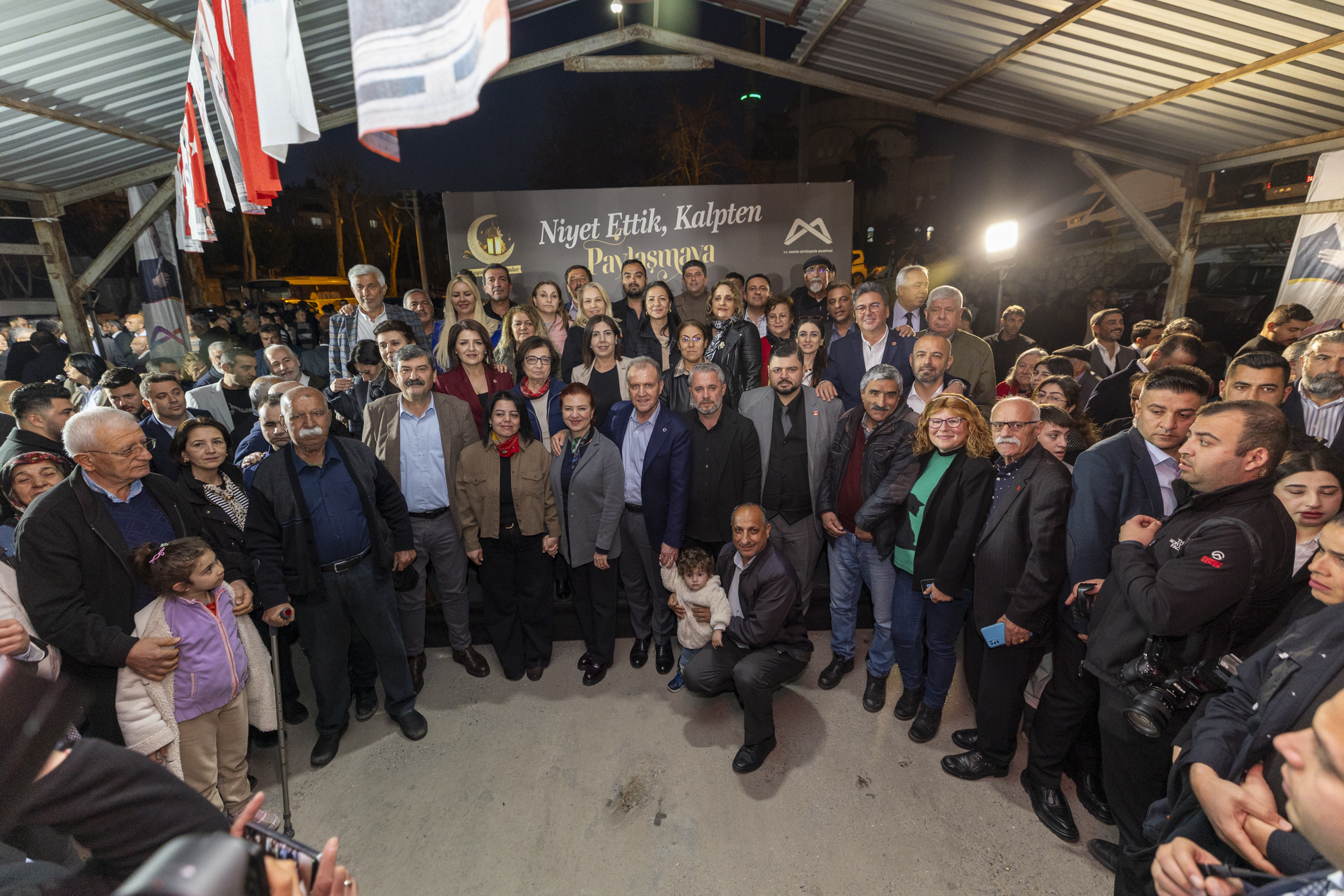 BAŞKAN SEÇER İLE MERAL SEÇER TOROSLAR İFTAR PROGRAMINDA YURTTAŞLARLA BİR ARAYA GELDİ (9)