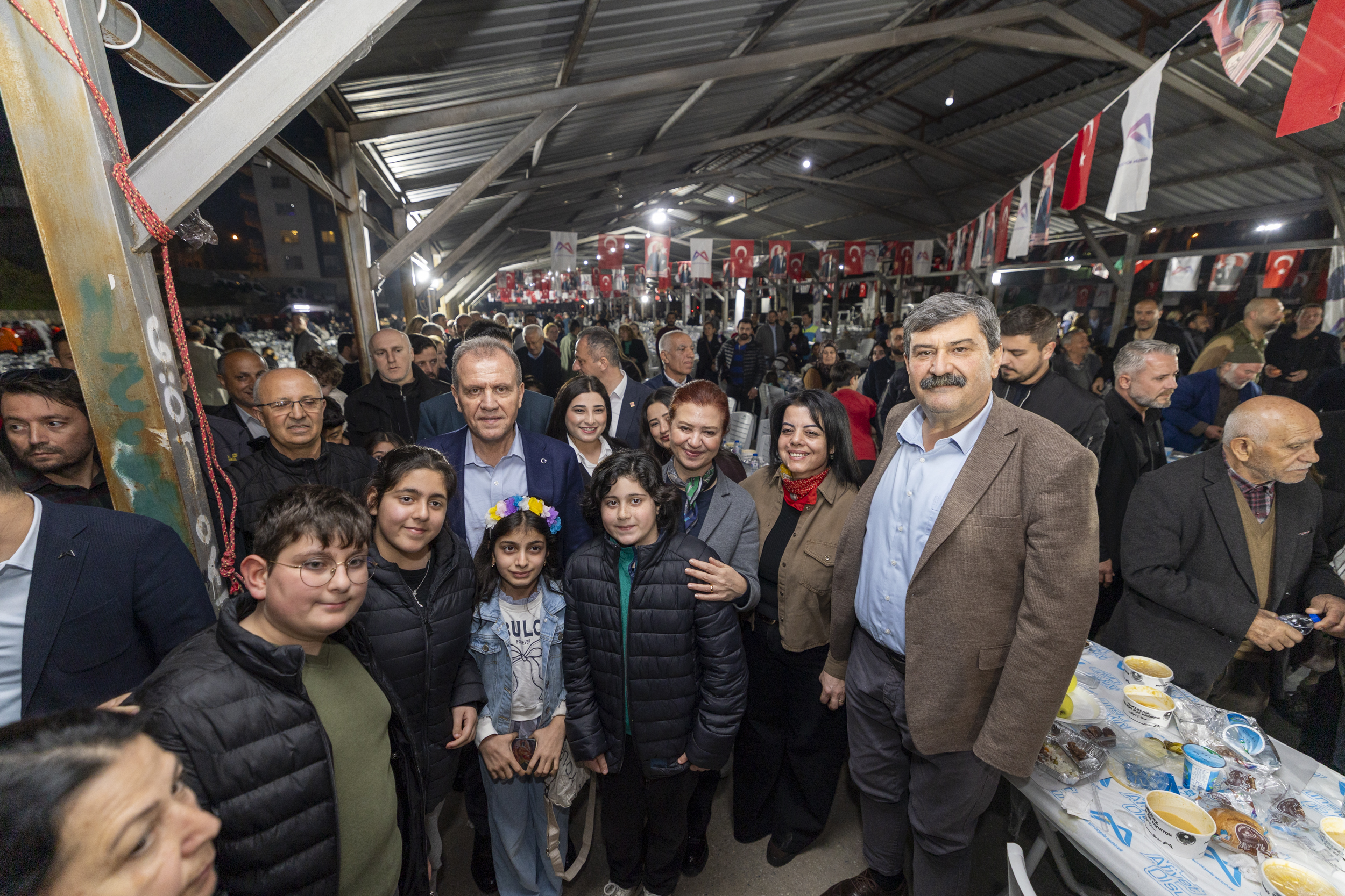 BAŞKAN SEÇER İLE MERAL SEÇER TOROSLAR İFTAR PROGRAMINDA YURTTAŞLARLA BİR ARAYA GELDİ (8)