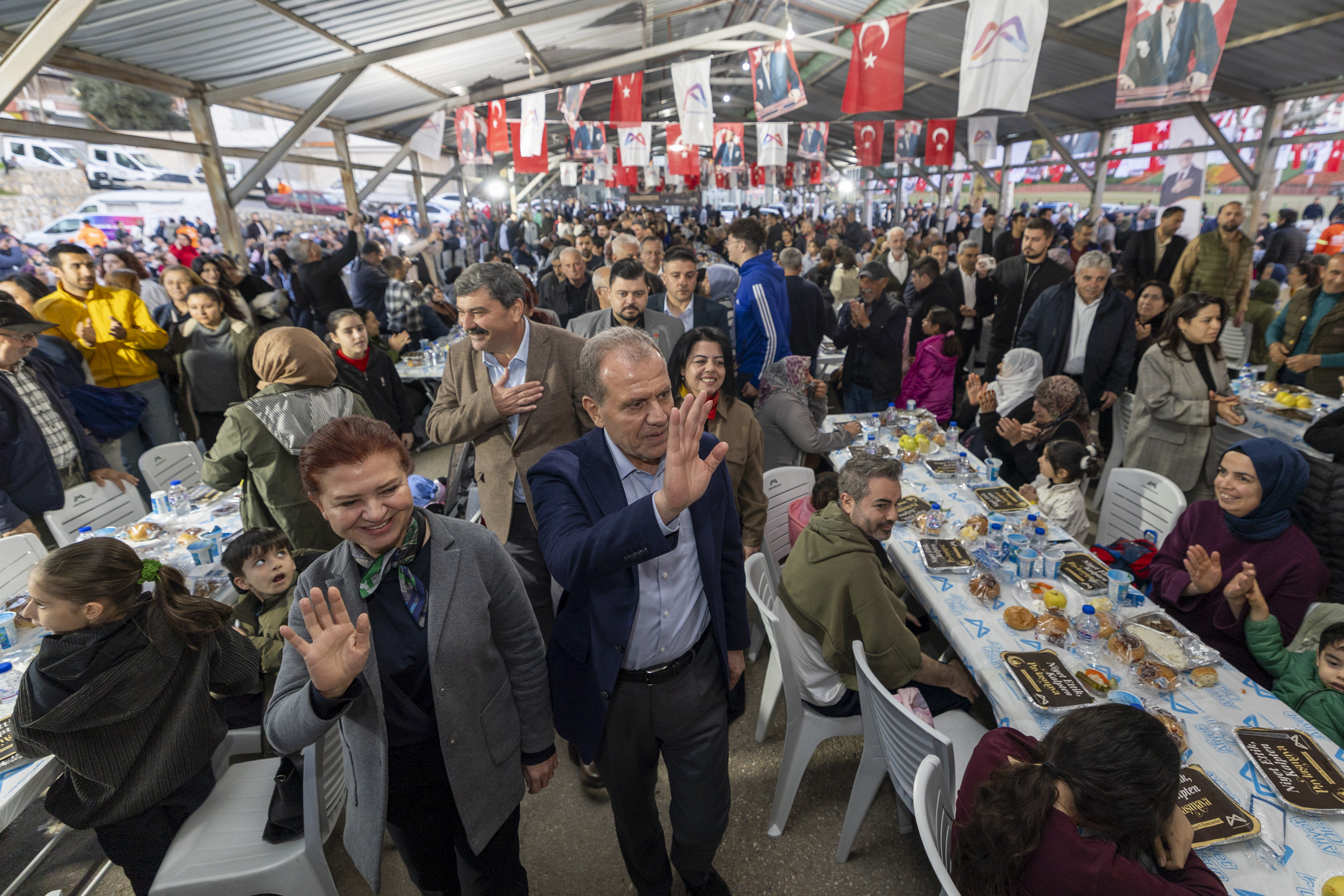 BAŞKAN SEÇER İLE MERAL SEÇER TOROSLAR İFTAR PROGRAMINDA YURTTAŞLARLA BİR ARAYA GELDİ