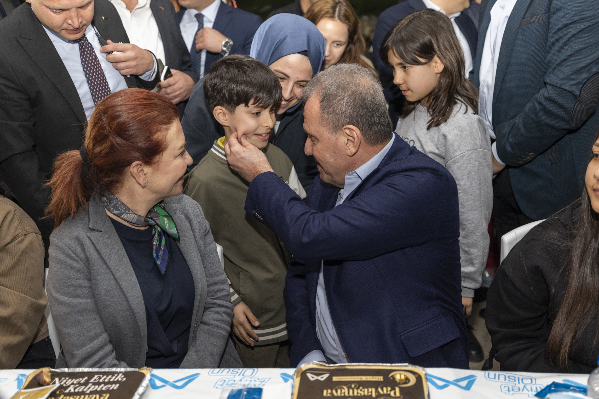 BAŞKAN SEÇER İLE MERAL SEÇER TOROSLAR İFTAR PROGRAMINDA YURTTAŞLARLA BİR ARAYA GELDİ (7)