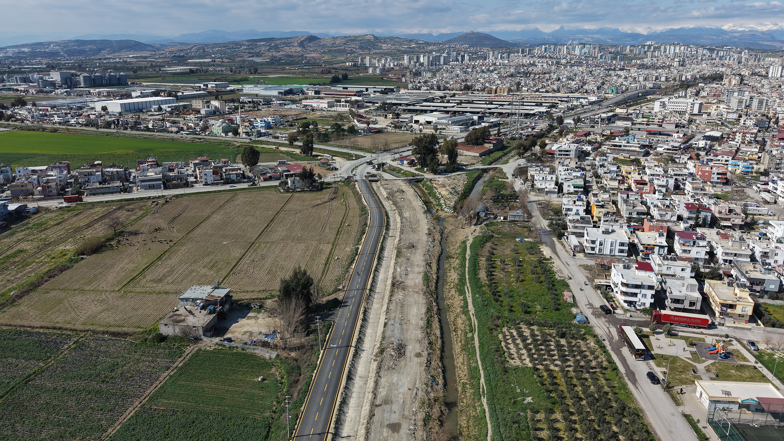 BÜYÜKŞEHİR’İN DOKUNUŞUYLA TARSUS ULUBATLI HASAN BULVARI YEPYENİ GÖRÜNÜME KAVUŞTU (3)