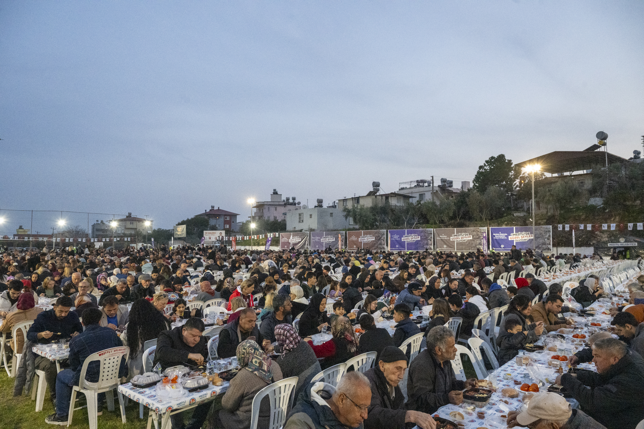 BAŞKAN SEÇER VE MERAL SEÇER MEZİTLİ BELEDİYESİ’NİN İFTAR PROGRAMINA KATILDI (9)