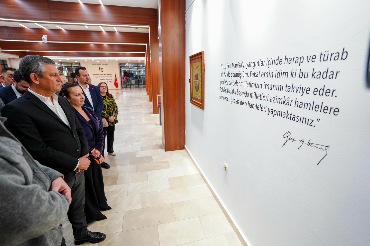 CHP Genel Başkanı Özgür Özel “Sarışın Bir Kurt” Sergisini Gezdi (2)