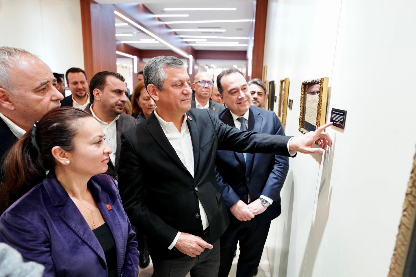 CHP Genel Başkanı Özgür Özel “Sarışın Bir Kurt” Sergisini Gezdi (6)