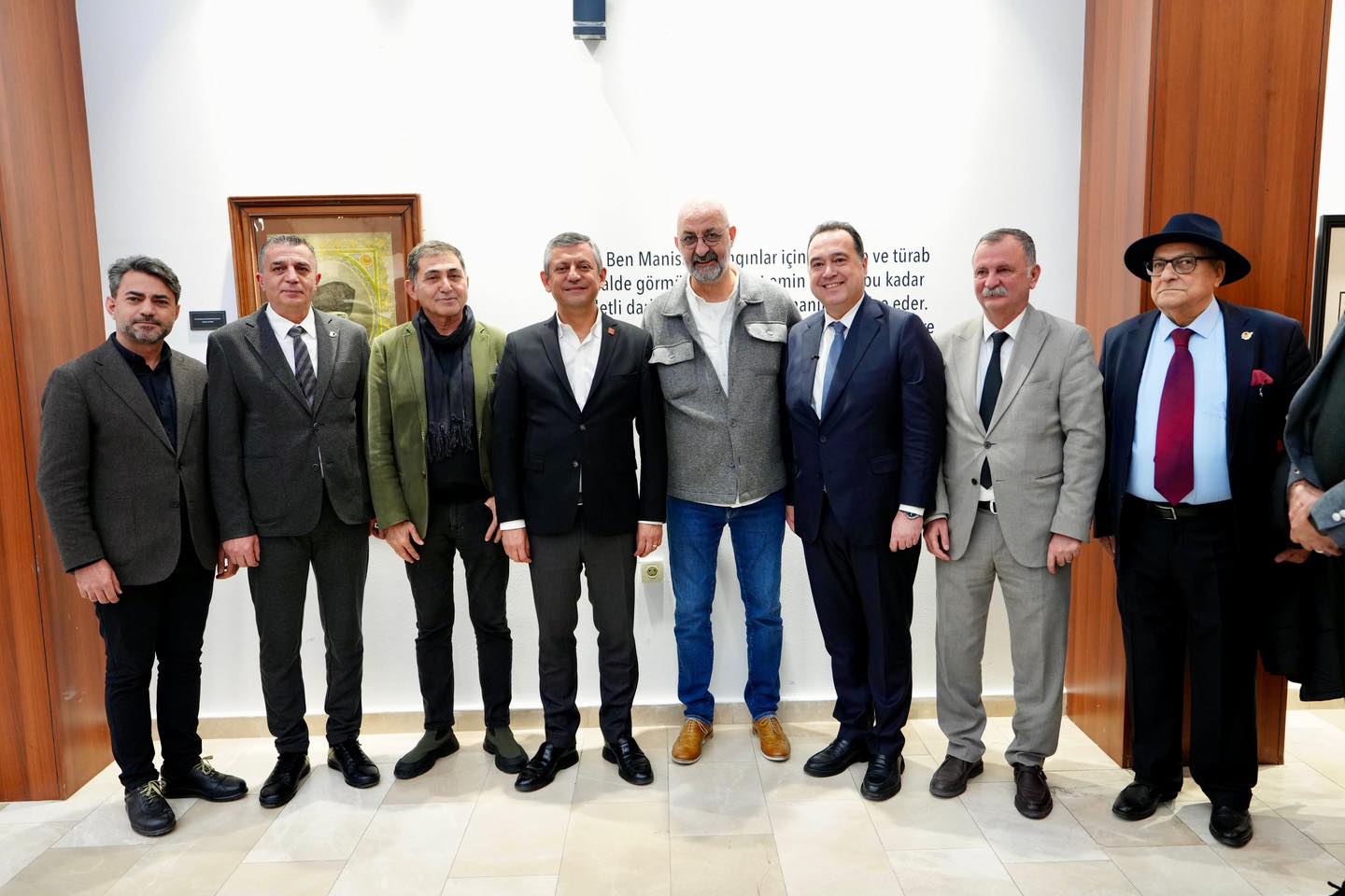 CHP Genel Başkanı Özgür Özel “Sarışın Bir Kurt” Sergisini Gezdi (5)