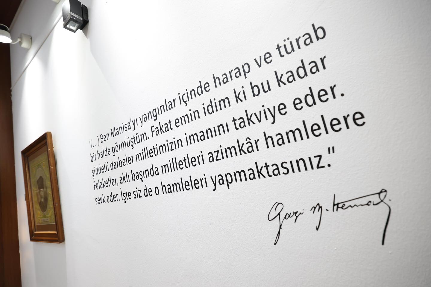 CHP Genel Başkanı Özgür Özel “Sarışın Bir Kurt” Sergisini Gezdi (4)