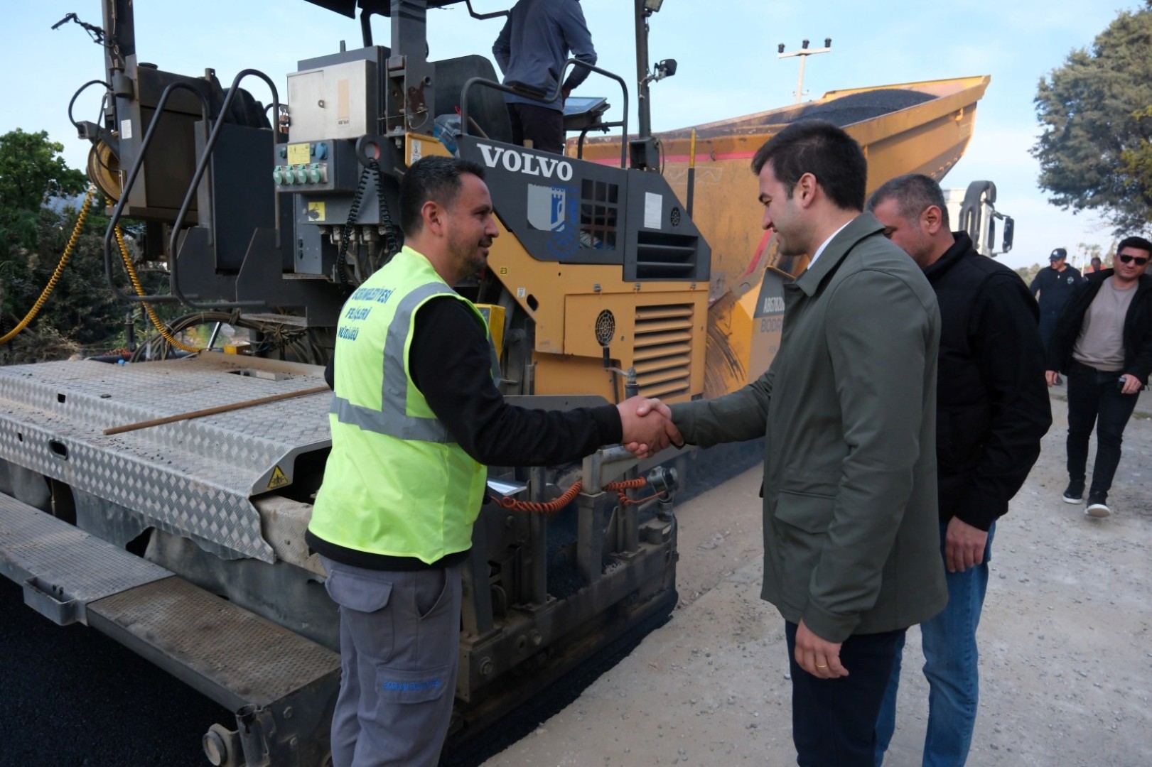 bodrum_belediyesi_bergamut_caddesi_yenilenen_yüzüyle_hizmete_açiliyor (1) bodrum_belediyesi_bergamut_caddesi_yenilenen_yüzüyle_hizmete_açiliyor (1)