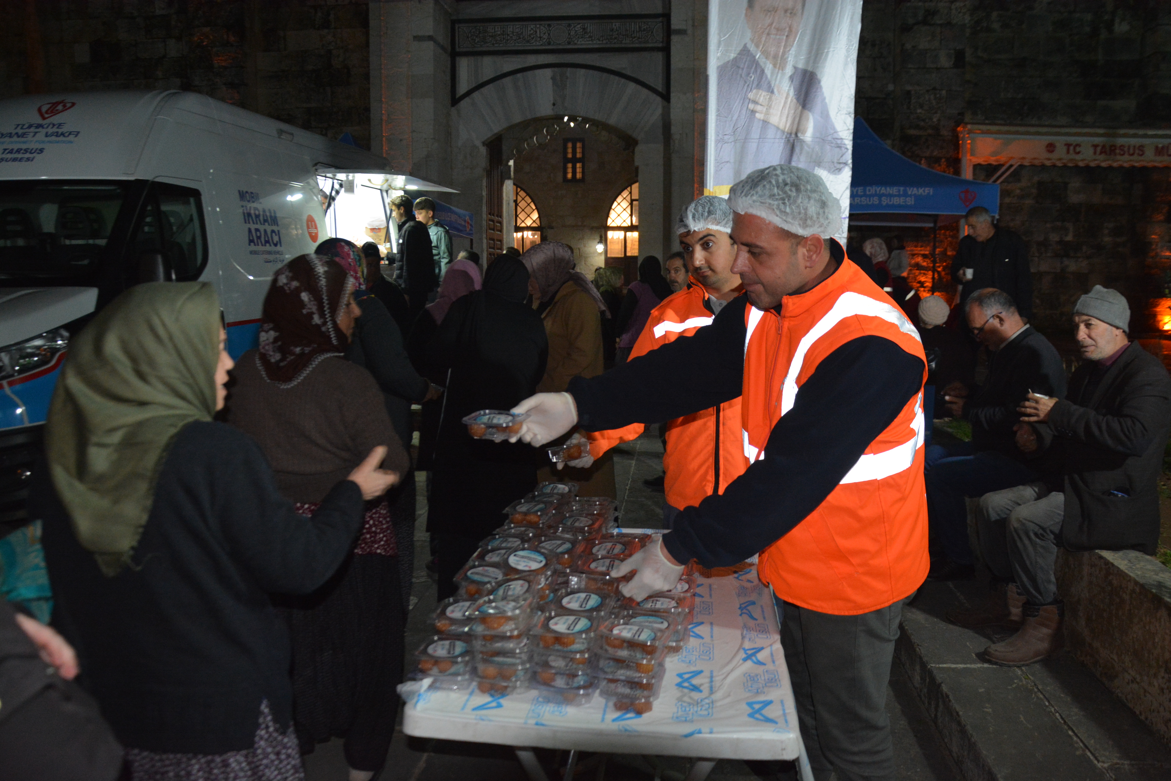 MERSİN BÜYÜKŞEHİR’DEN KADİR GECESİ’NDE LOKMA İKRAMI (9)