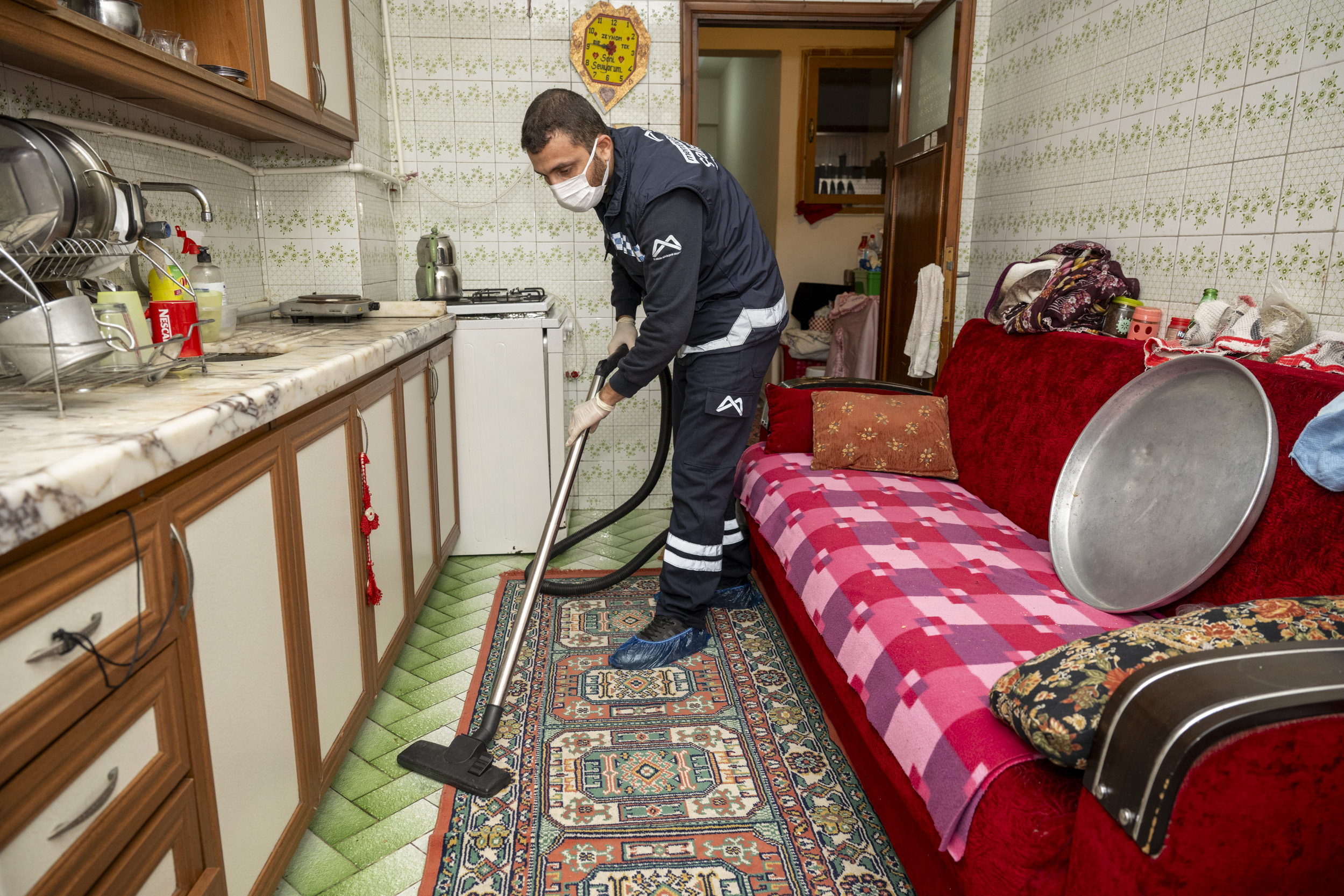 MERSİN BÜYÜKŞEHİR BAYRAM SEVİNCİNİ YAŞ ALMIŞ YURTTAŞLARIN EVLERİNE TAŞIDI (11)