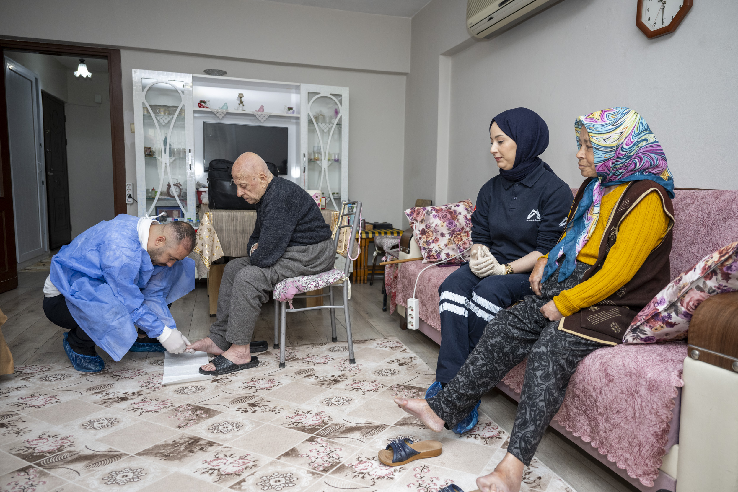 MERSİN BÜYÜKŞEHİR BAYRAM SEVİNCİNİ YAŞ ALMIŞ YURTTAŞLARIN EVLERİNE TAŞIDI (9)