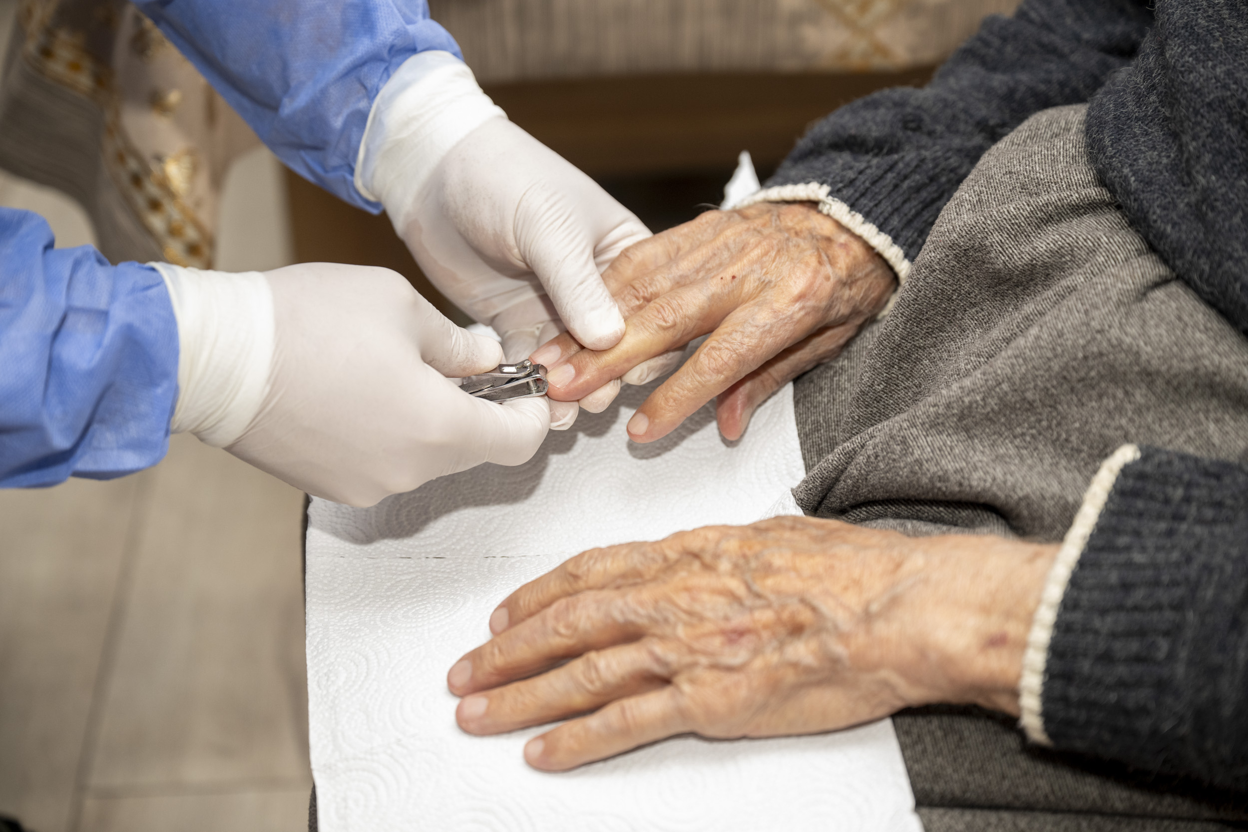 MERSİN BÜYÜKŞEHİR BAYRAM SEVİNCİNİ YAŞ ALMIŞ YURTTAŞLARIN EVLERİNE TAŞIDI (7)