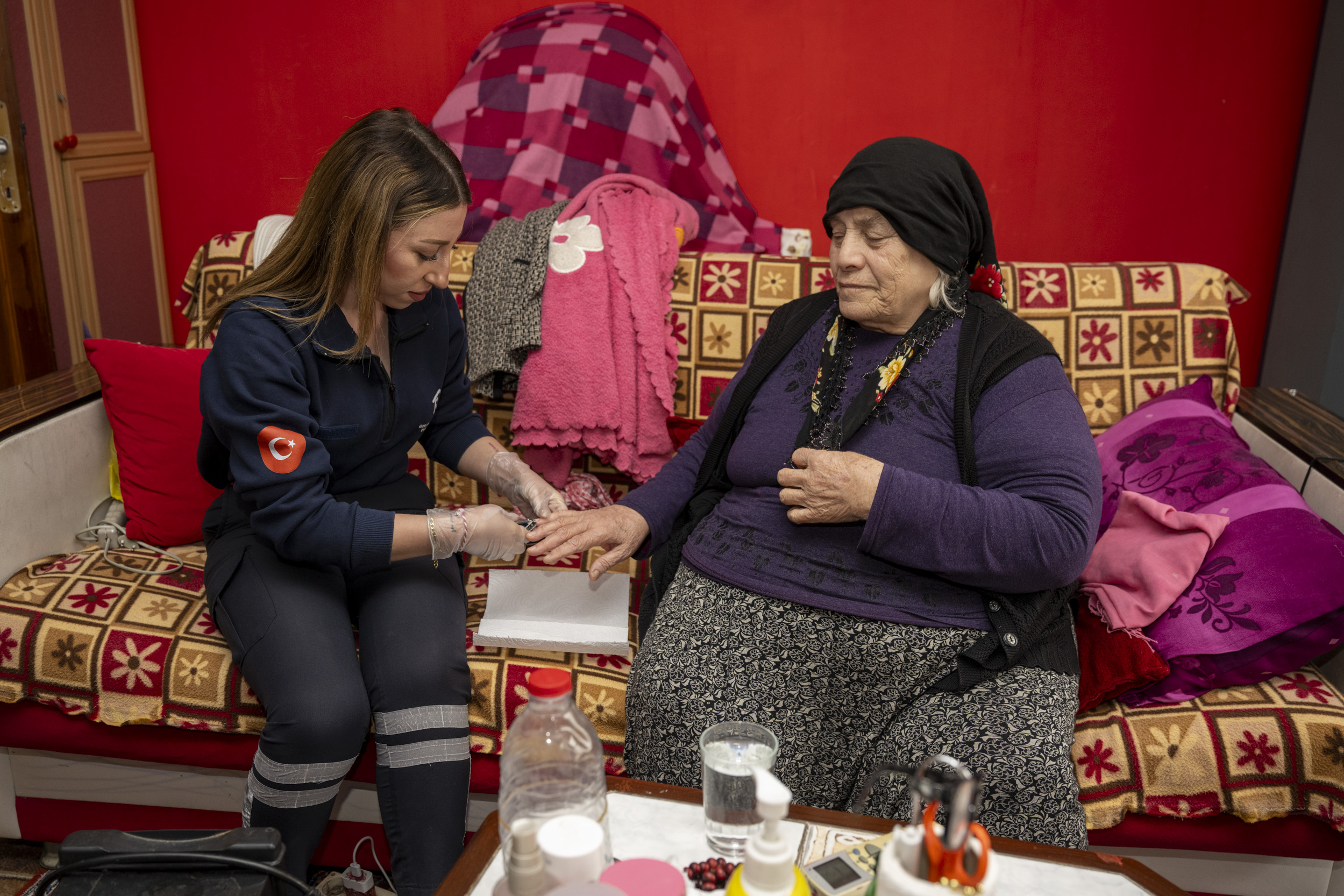 MERSİN BÜYÜKŞEHİR BAYRAM SEVİNCİNİ YAŞ ALMIŞ YURTTAŞLARIN EVLERİNE TAŞIDI (4)