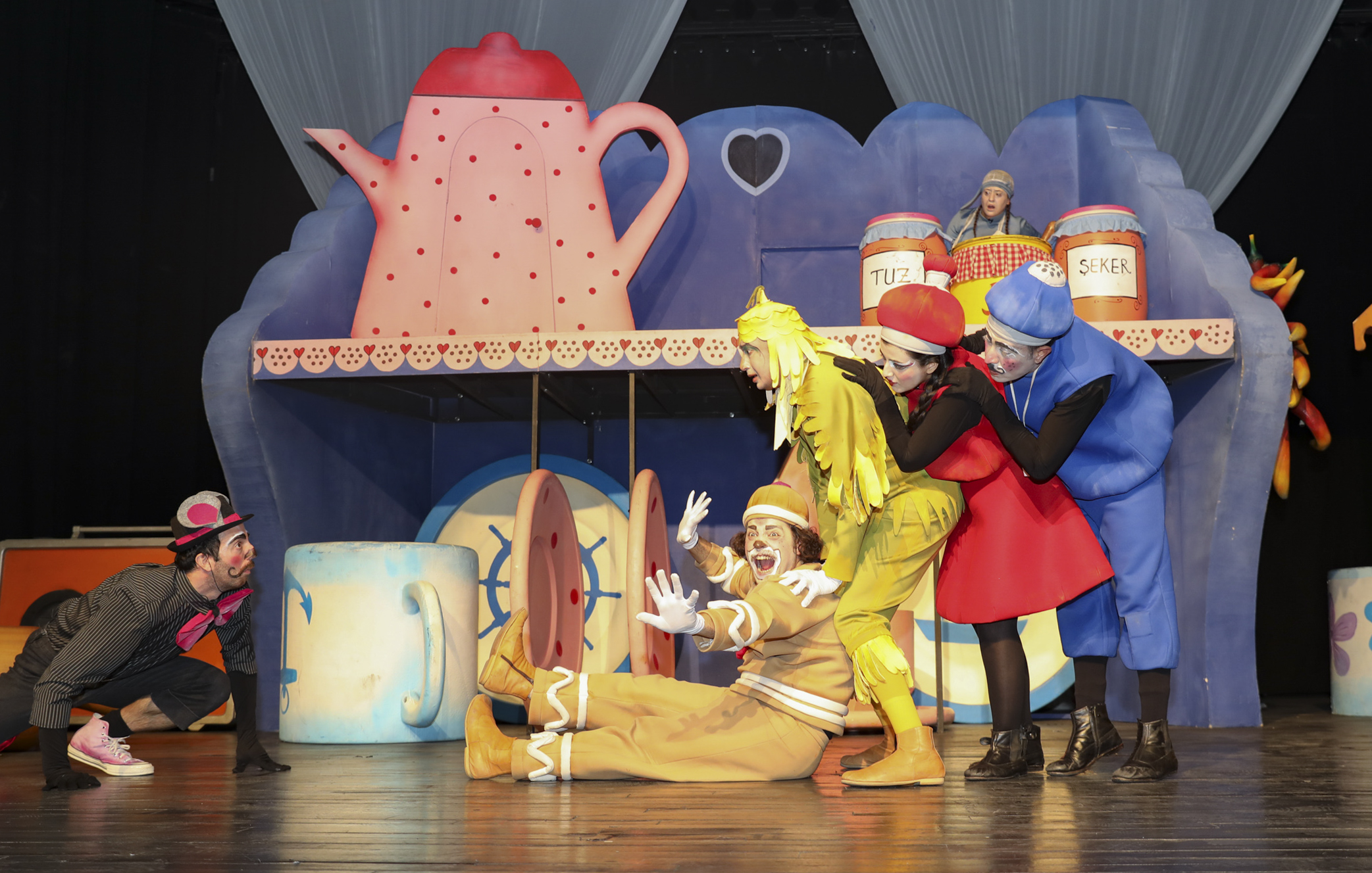 MERSİN BÜYÜKŞEHİR ŞEHİR TİYATROSU “BİSKÜVİ ADAM” OYUNU İLE SİLİFKELİ MİNİKLERLE BULUŞTU (2)