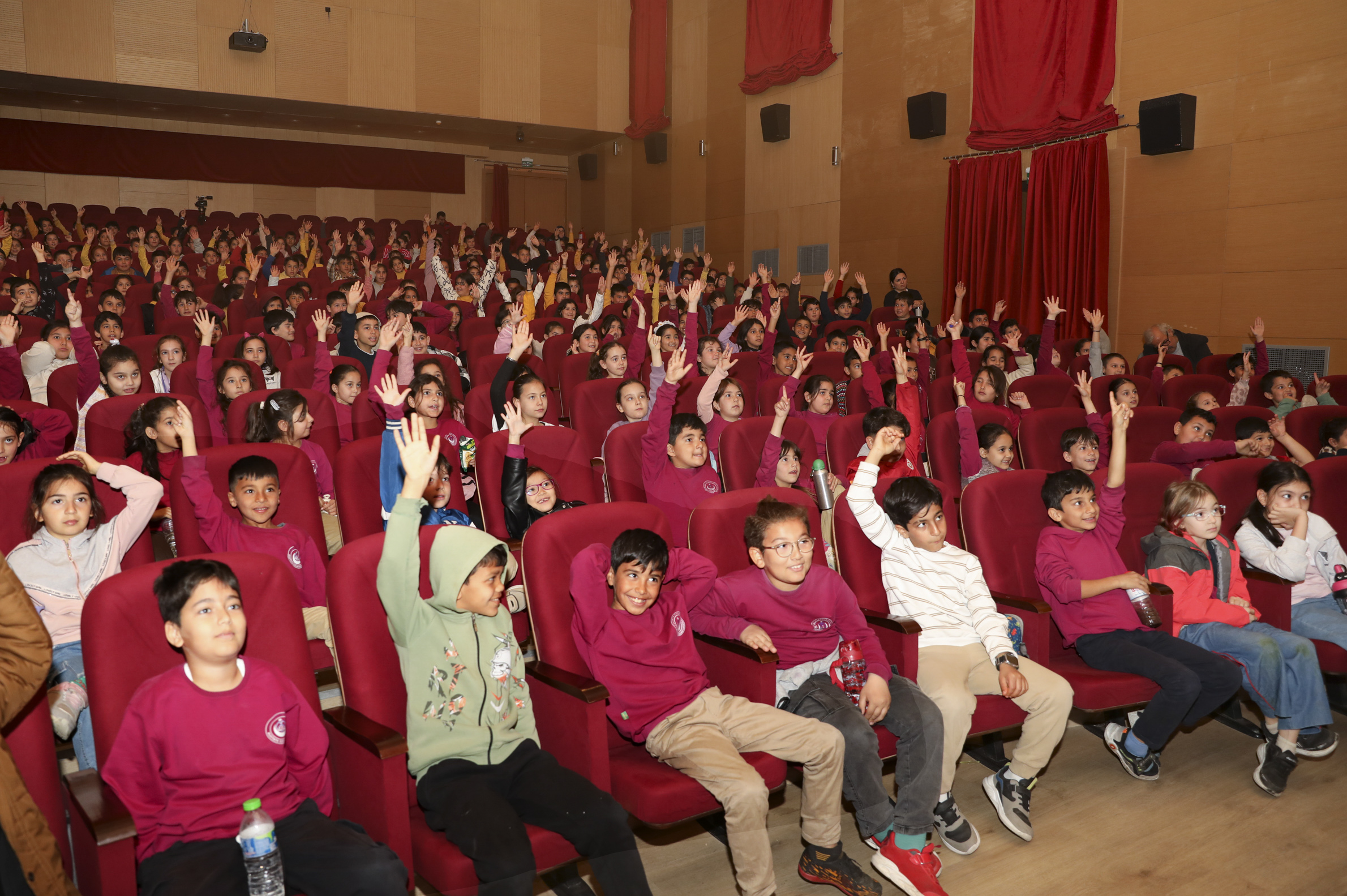 MERSİN BÜYÜKŞEHİR ŞEHİR TİYATROSU “BİSKÜVİ ADAM” OYUNU İLE SİLİFKELİ MİNİKLERLE BULUŞTU (3)